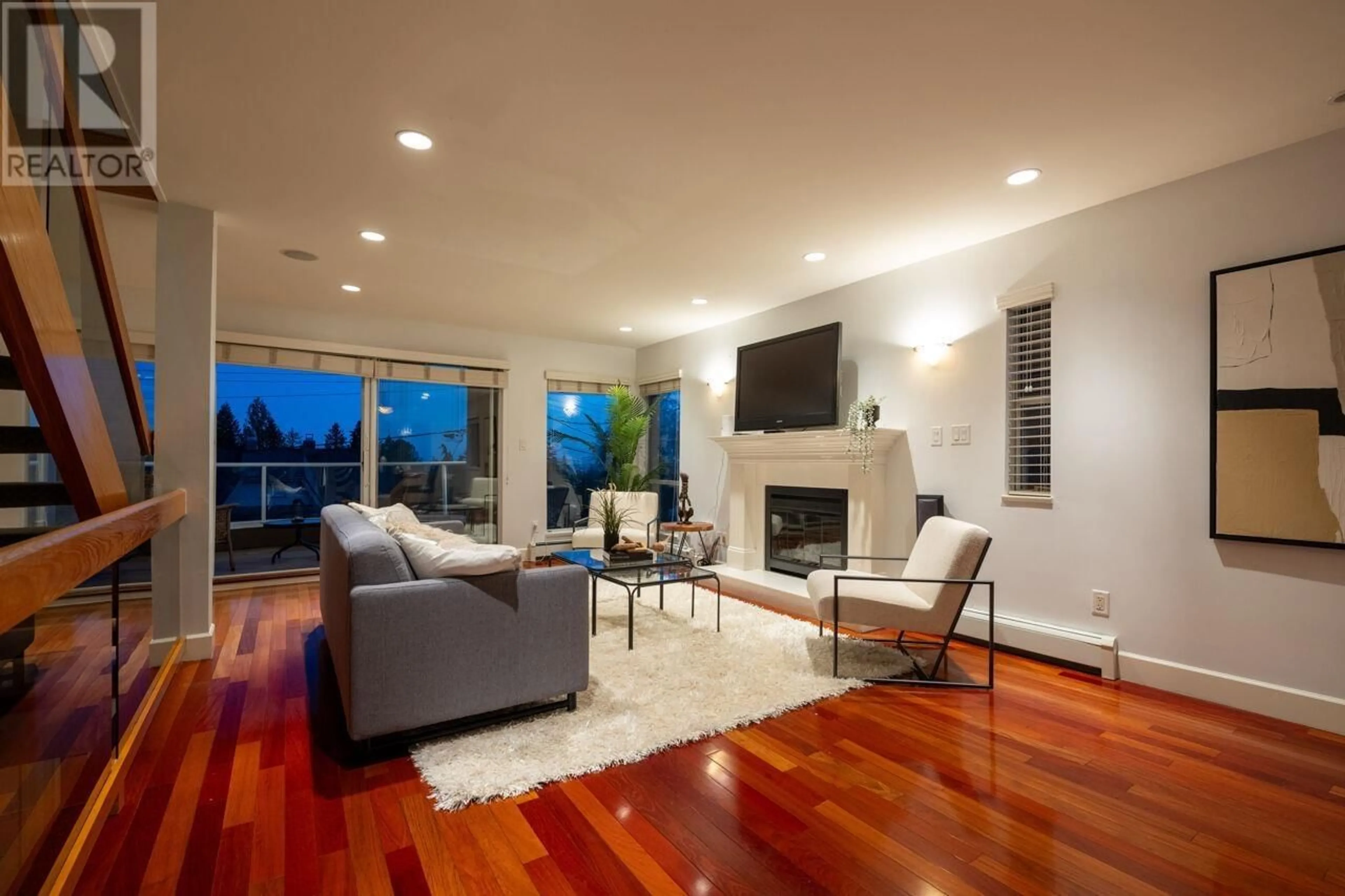 Living room with furniture, wood/laminate floor for 460 E 21ST STREET, North Vancouver British Columbia V7L4S5