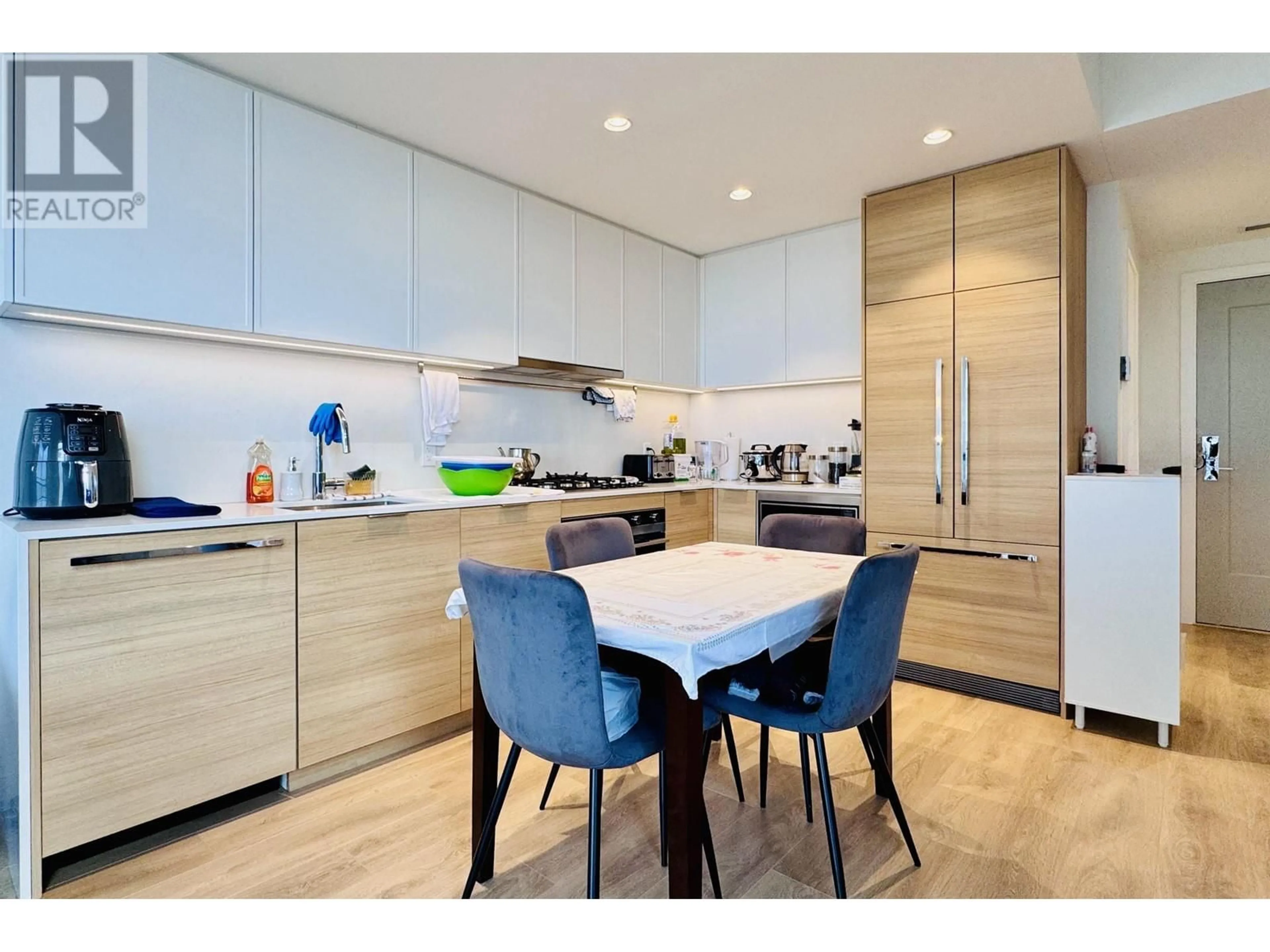 Contemporary kitchen, wood/laminate floor for 806 - 1045 AUSTIN AVENUE, Coquitlam British Columbia V3K0G9
