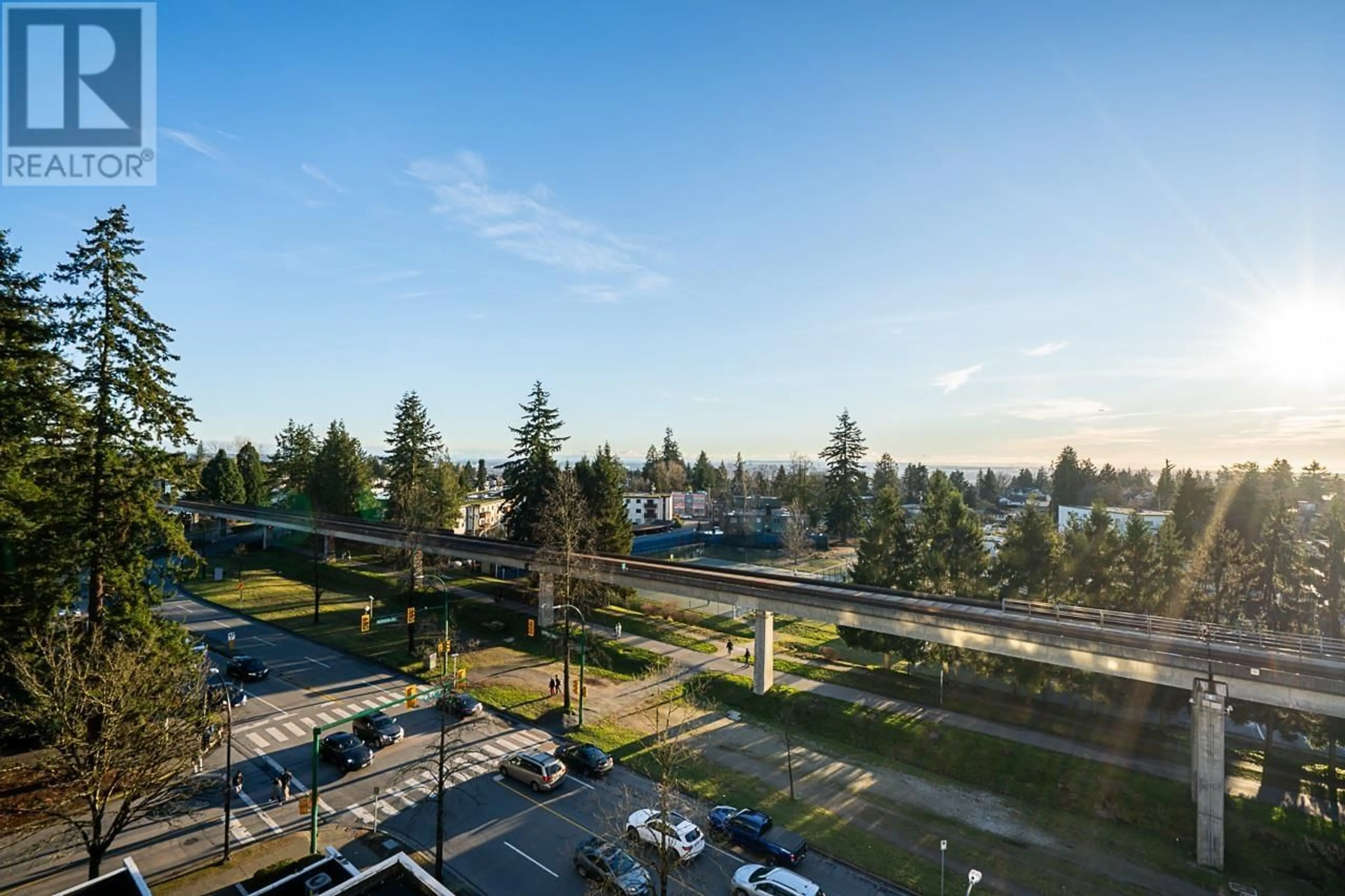 A pic from outside/outdoor area/front of a property/back of a property/a pic from drone, mountain view for 902 6595 BONSOR AVENUE, Burnaby British Columbia V5H4G5