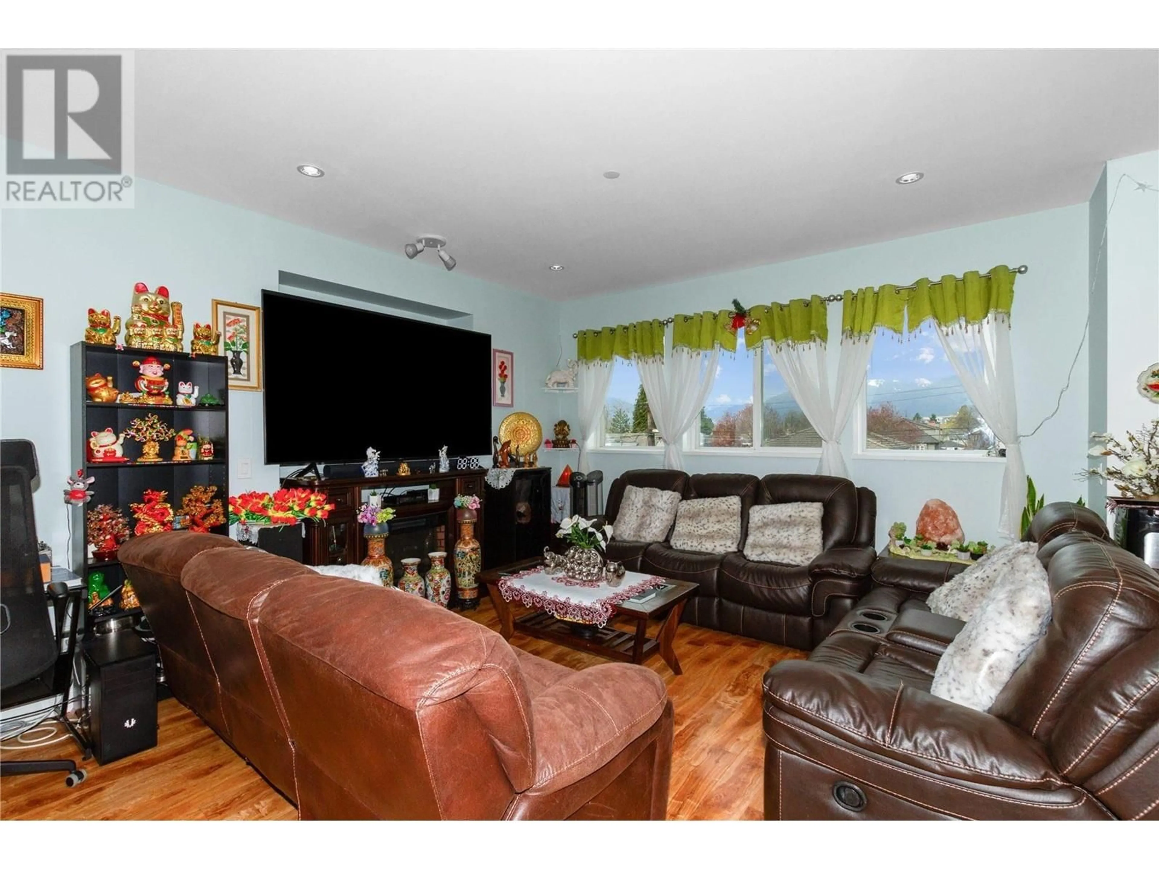 Living room with furniture, wood/laminate floor for 2631 NAPIER STREET, Vancouver British Columbia V5K2W7