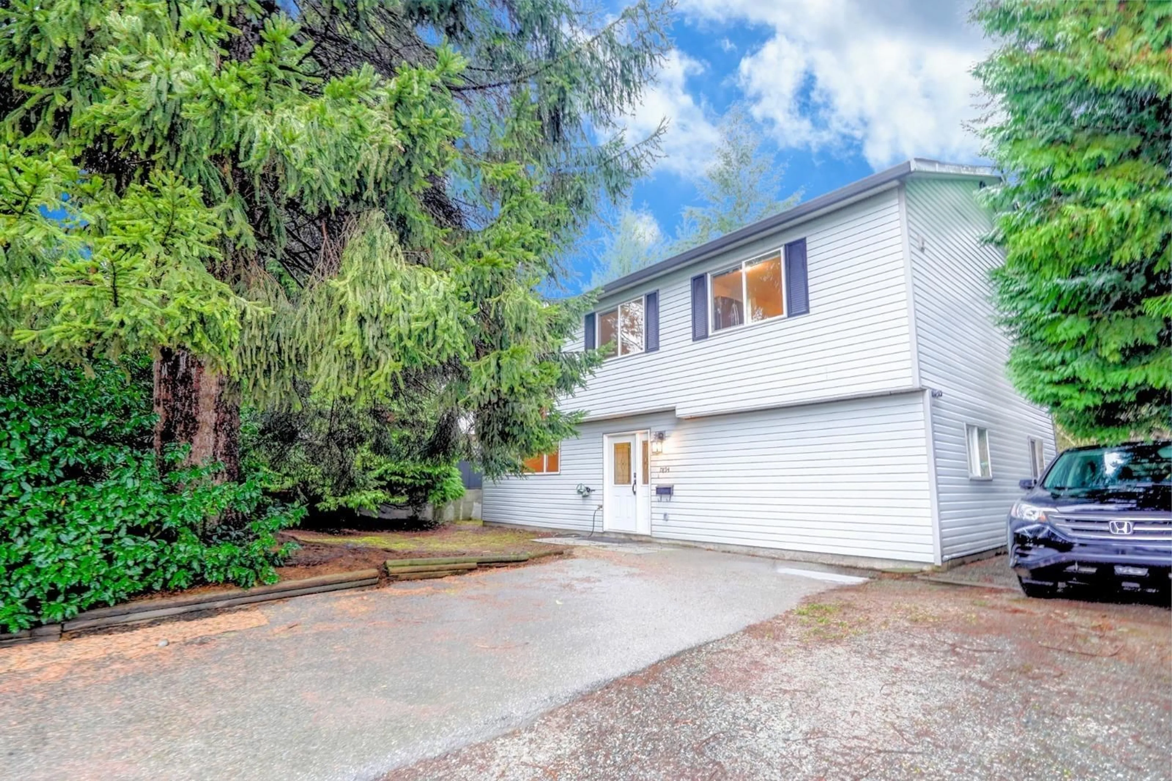 A pic from outside/outdoor area/front of a property/back of a property/a pic from drone, street for 7894 HURD STREET, Mission British Columbia V2V3J6