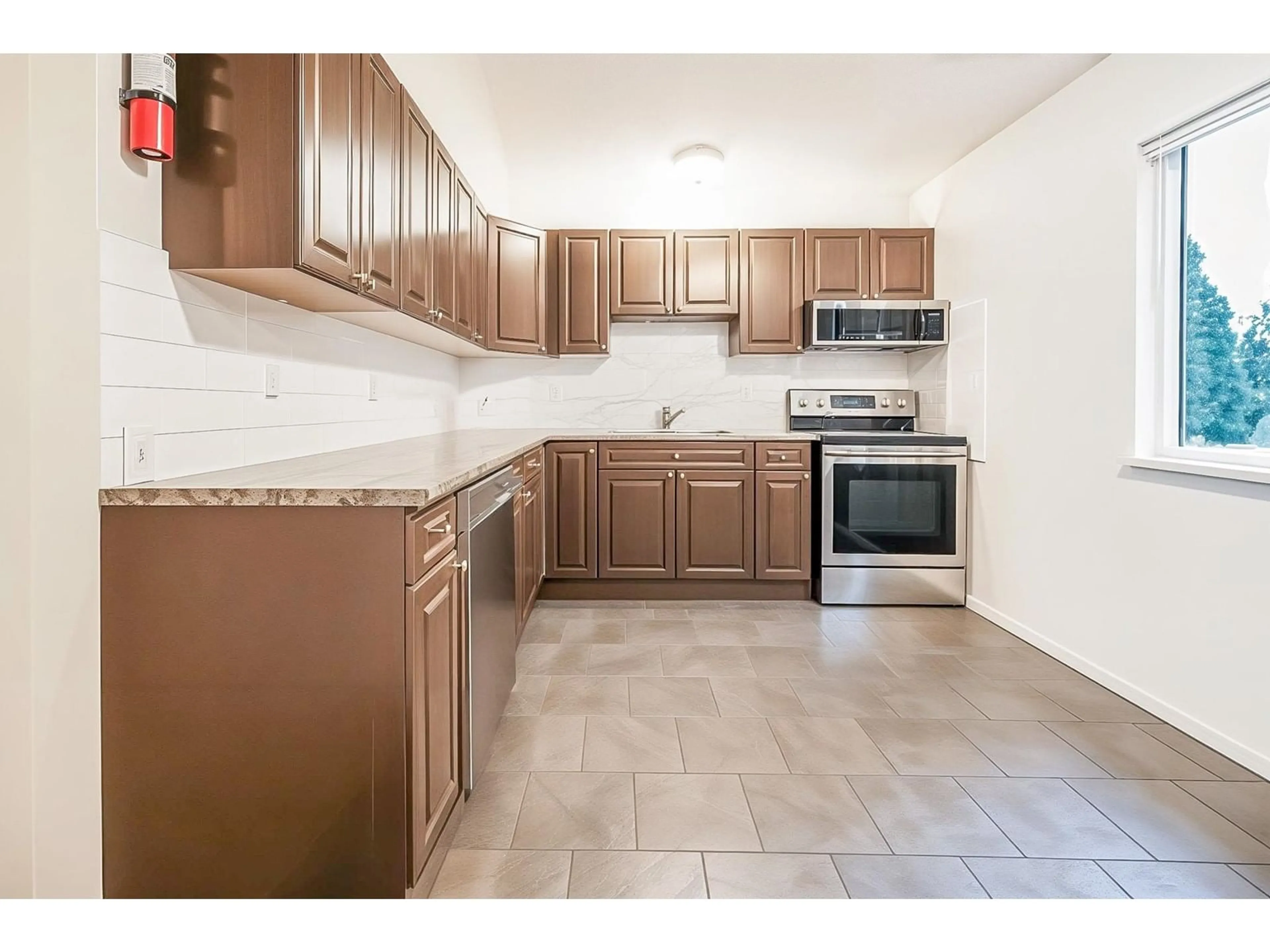 Standard kitchen, ceramic/tile floor for 7894 HURD STREET, Mission British Columbia V2V3J6