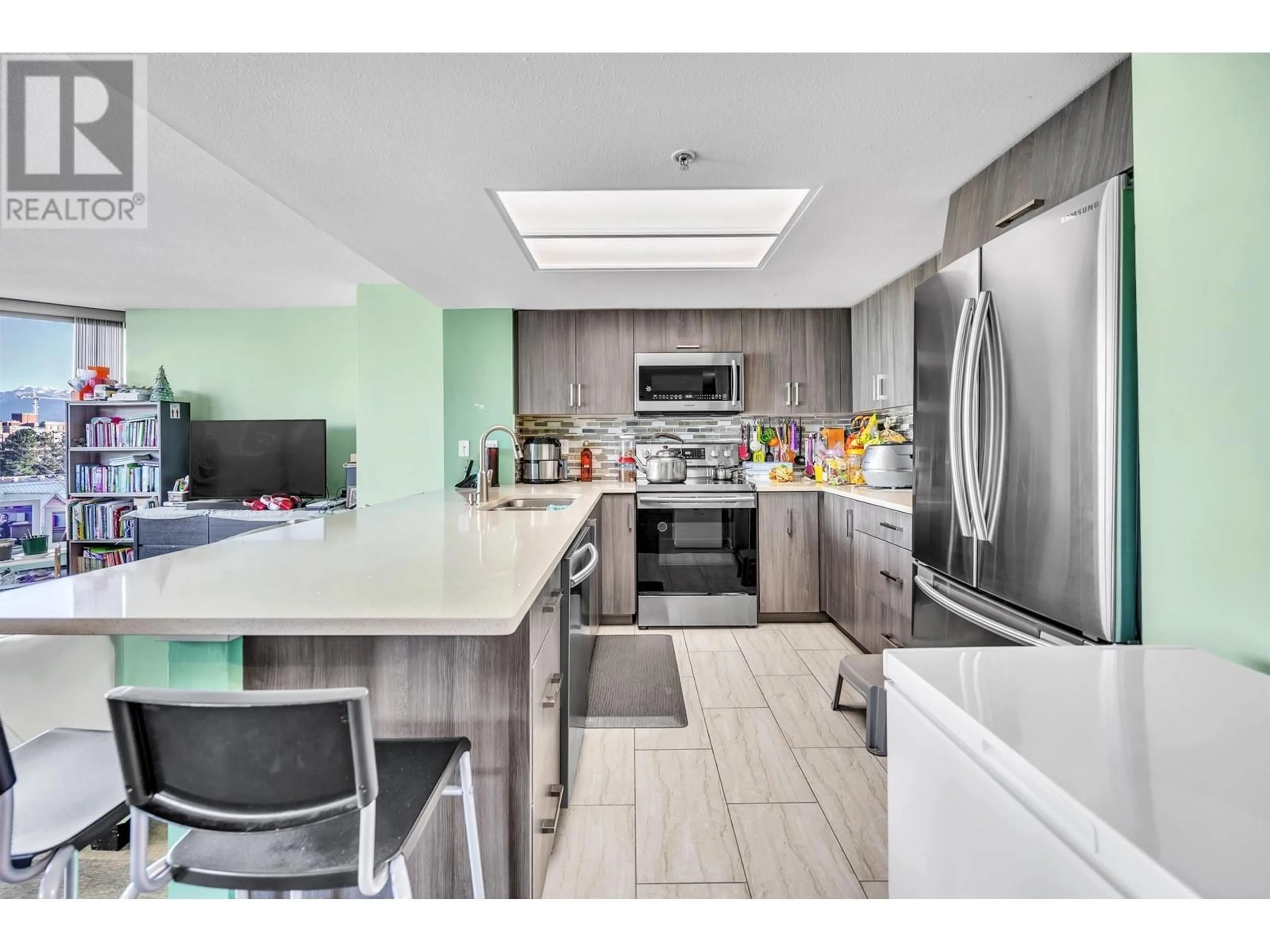 Contemporary kitchen, unknown for 604 1088 QUEBEC STREET, Vancouver British Columbia V6A4H2