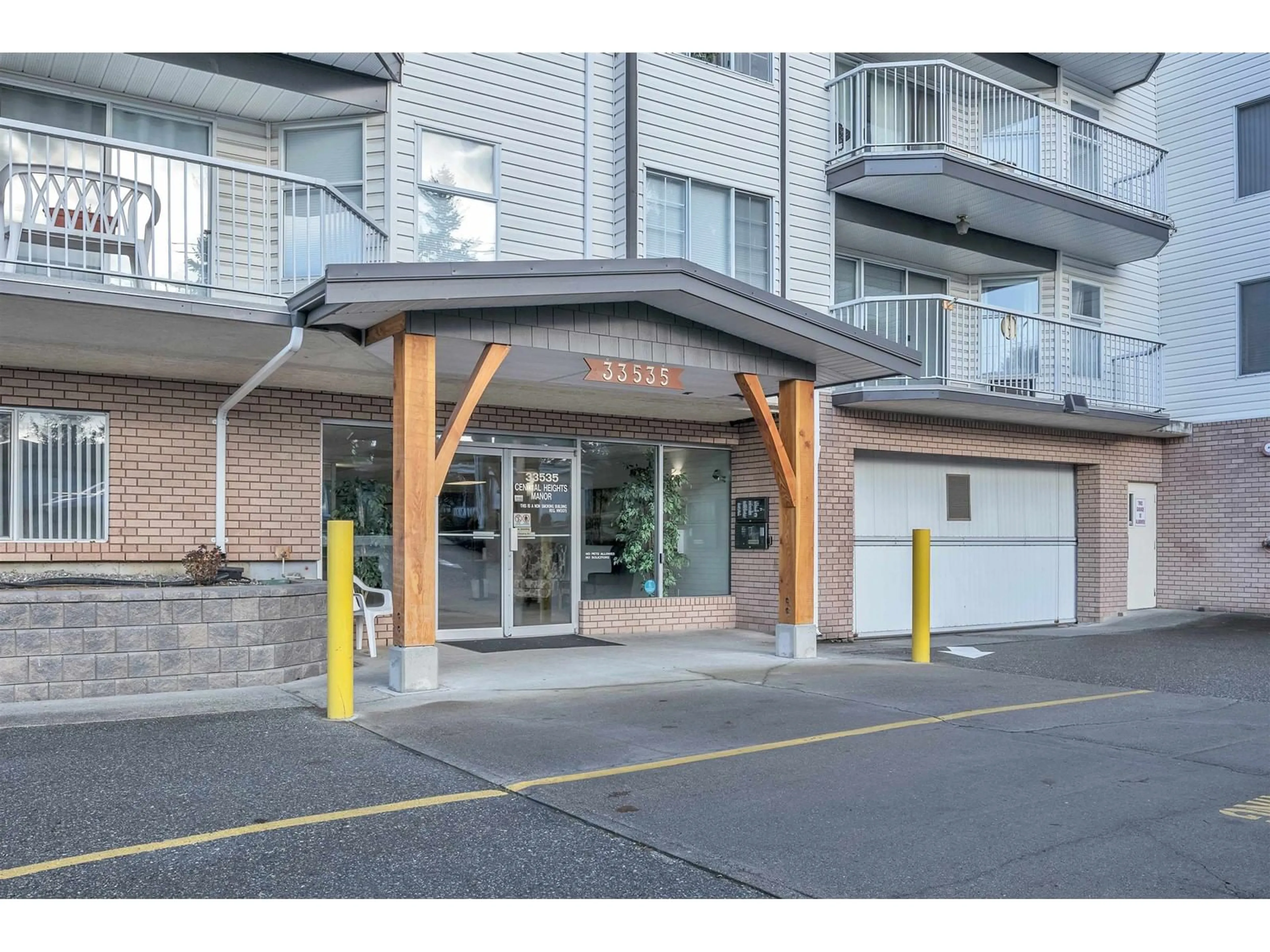 Indoor foyer for 302 33535 KING ROAD, Abbotsford British Columbia V2S6Z5