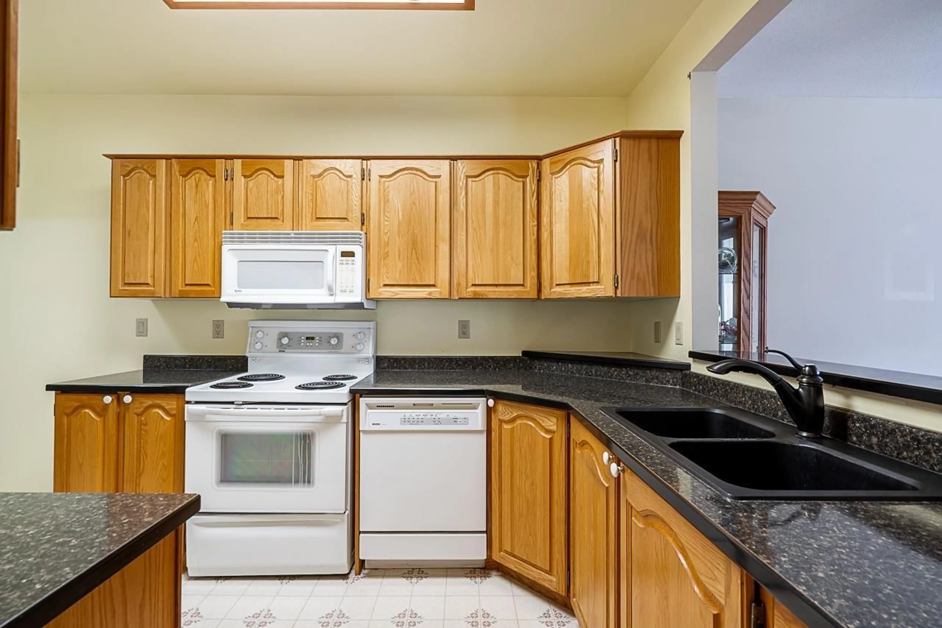 Standard kitchen, unknown for 308 15300 17 AVENUE, Surrey British Columbia V4A8Y6