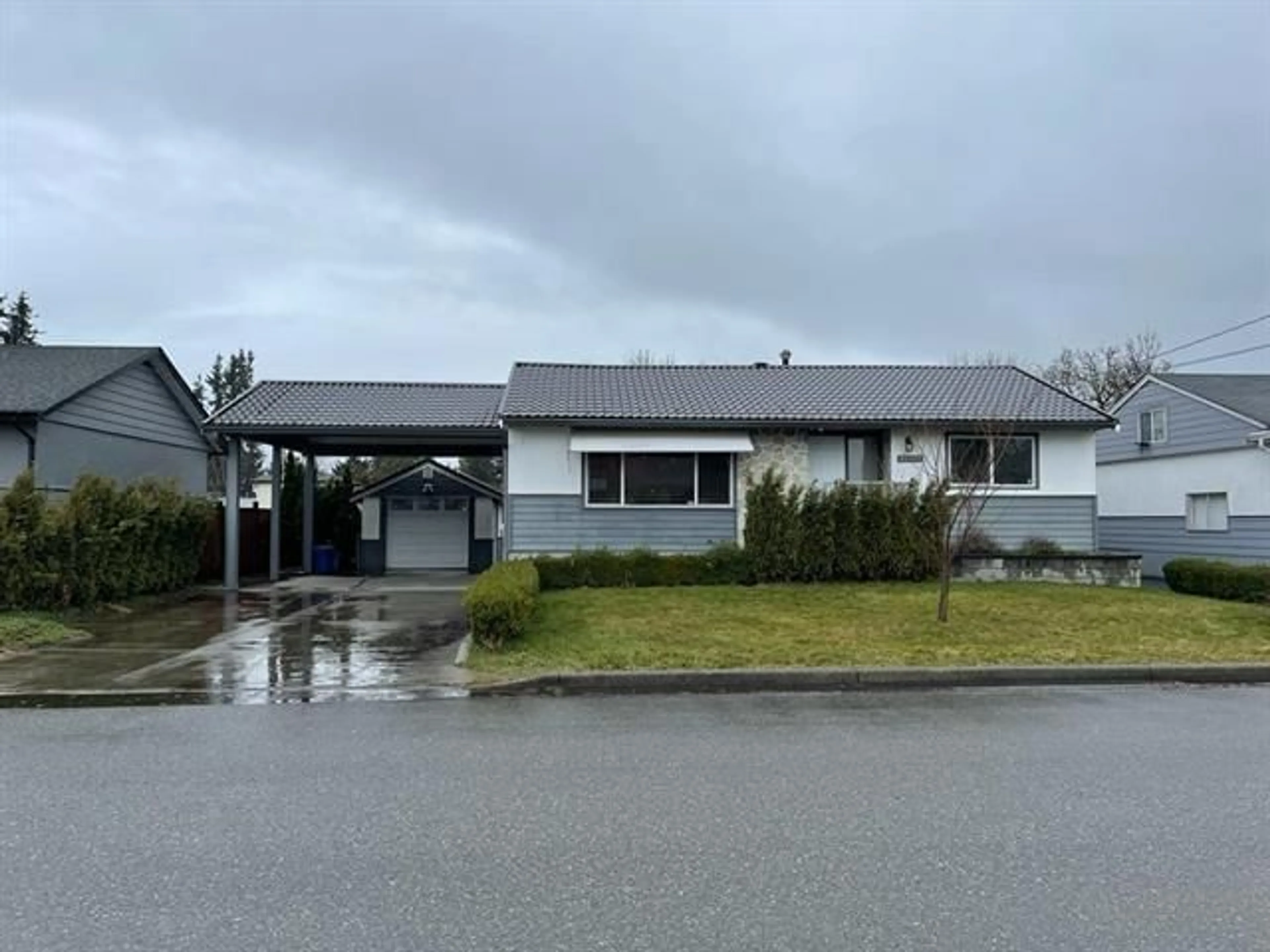 A pic from outside/outdoor area/front of a property/back of a property/a pic from drone, street for 46615 FRASER AVENUE, Chilliwack British Columbia V2P2L1