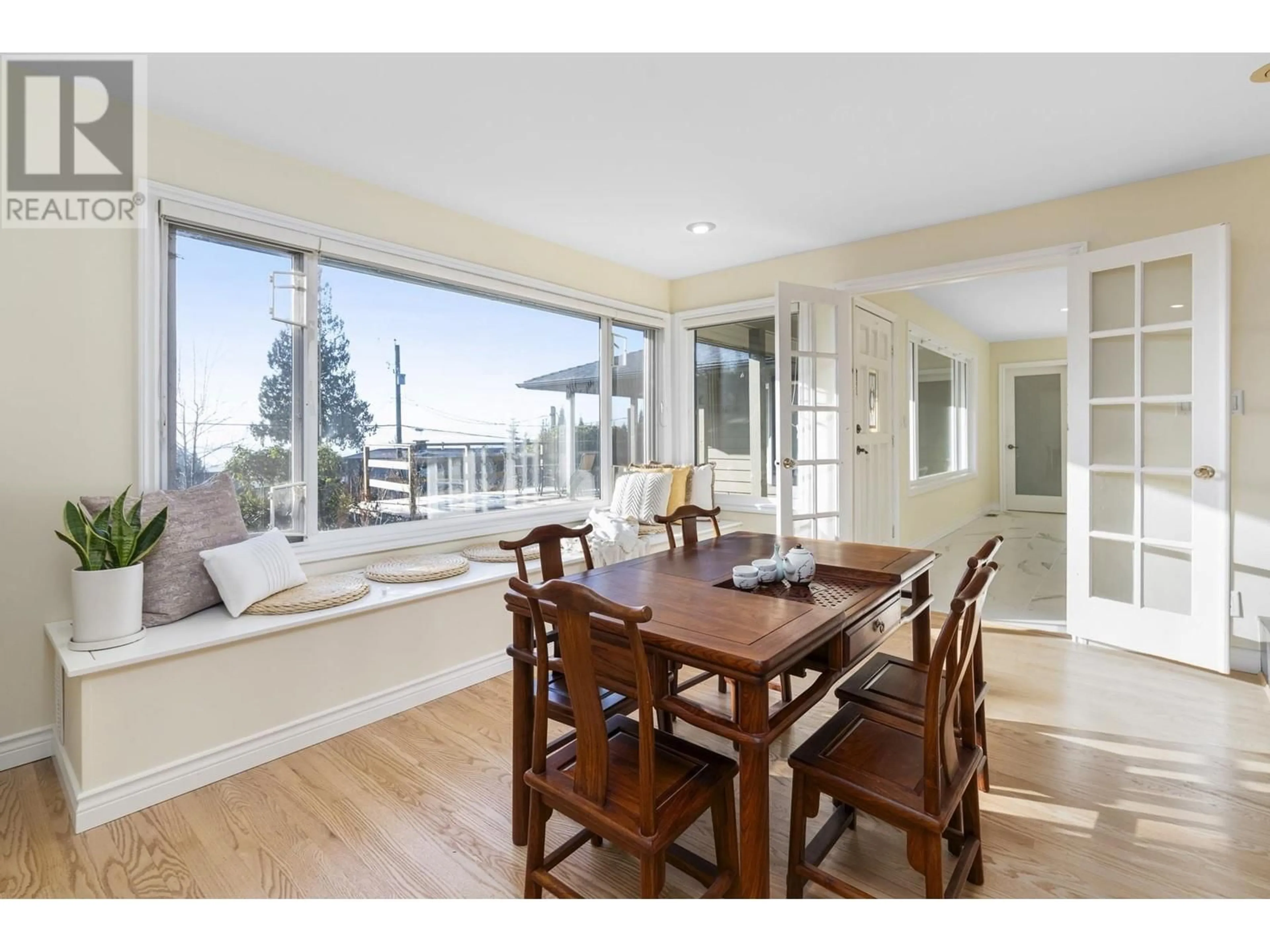 Dining room, wood/laminate floor for 568 ALPINE COURT, North Vancouver British Columbia V7R2L6