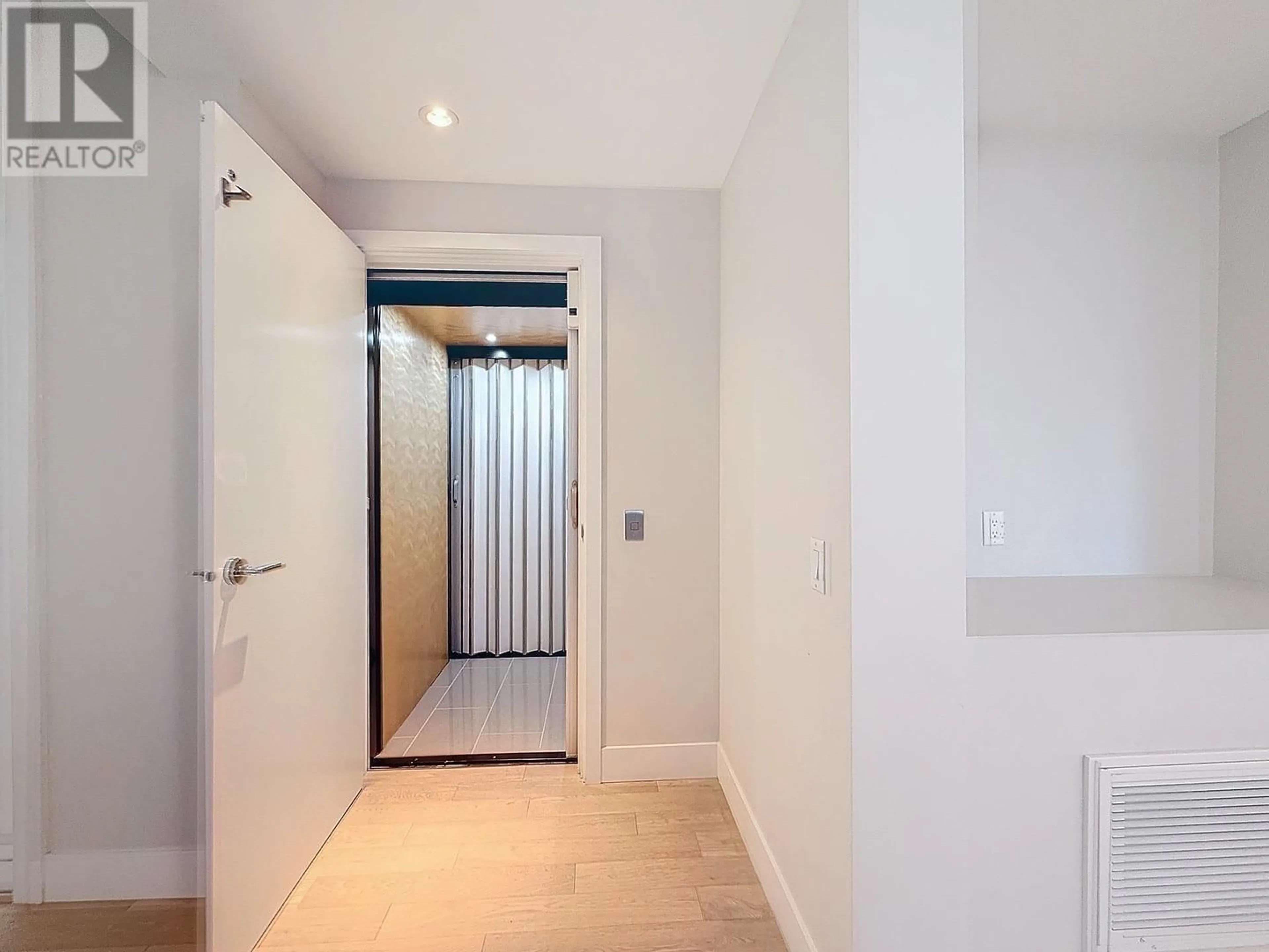 Indoor foyer for 7488 GRANVILLE STREET, Vancouver British Columbia V6P0G1