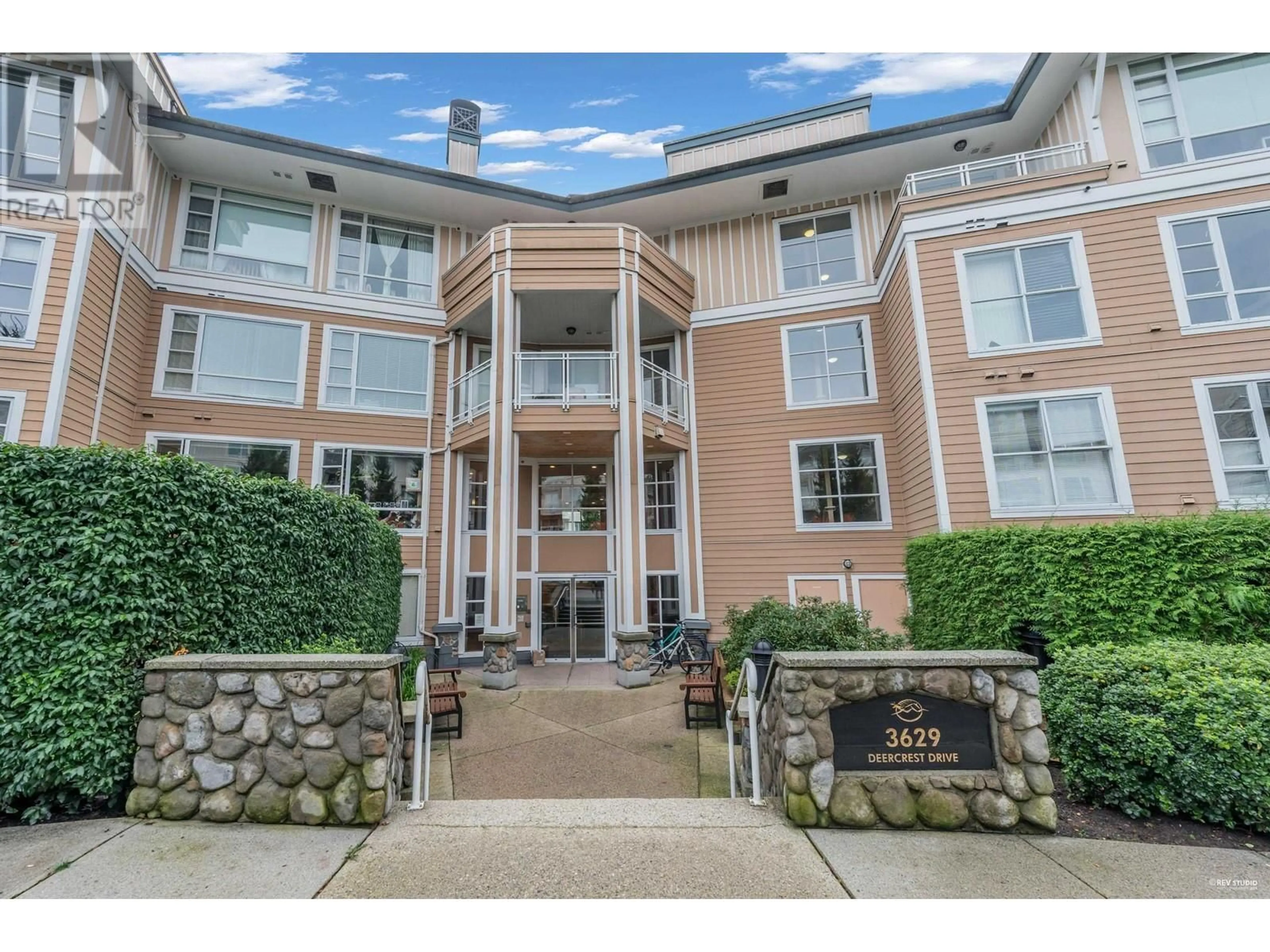 Indoor foyer for 320 3629 DEERCREST DRIVE, North Vancouver British Columbia V7G2S9