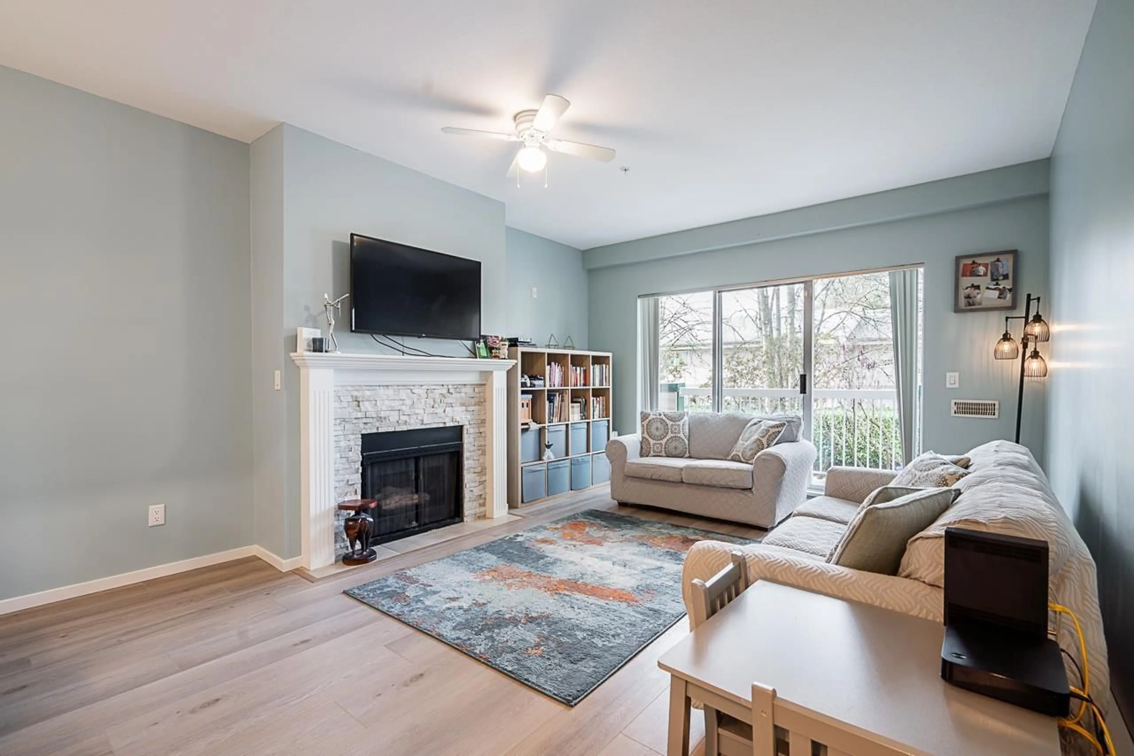 Living room with furniture, wood/laminate floor for 125 13911 70 AVENUE, Surrey British Columbia V3W6B4