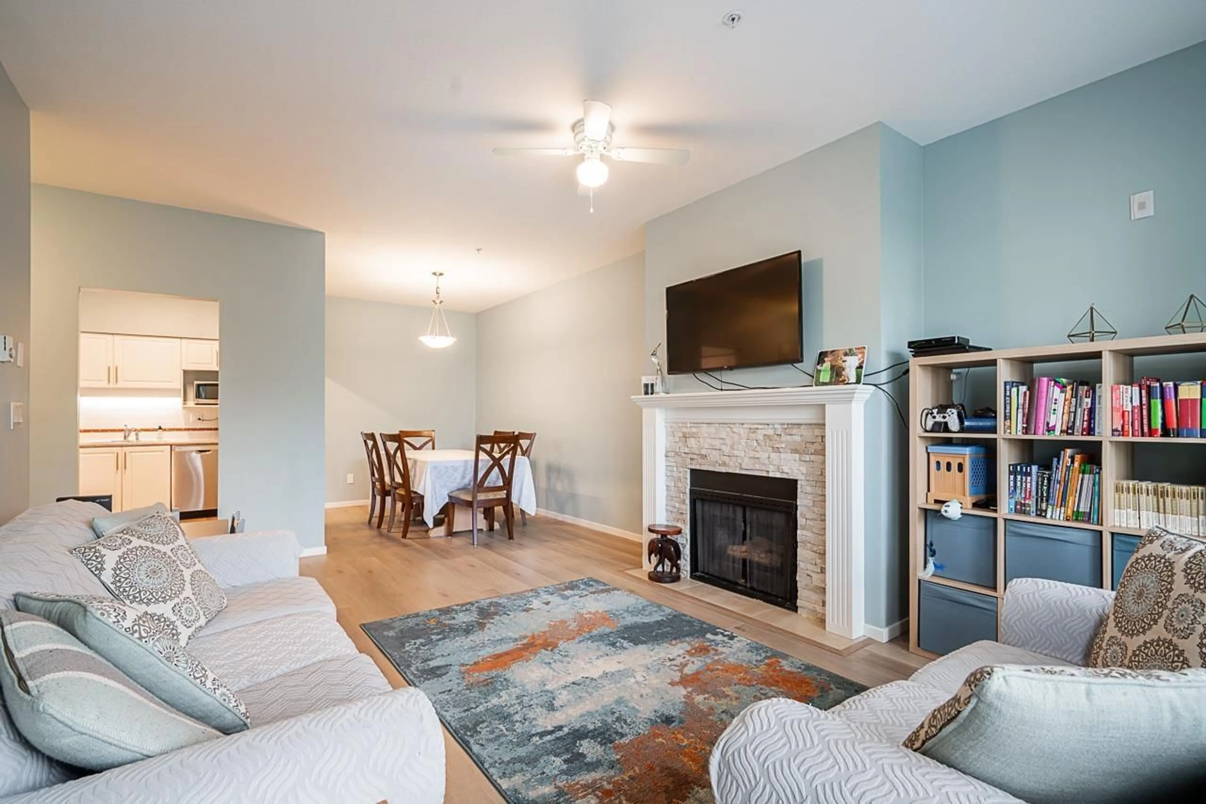 Living room with furniture, wood/laminate floor for 125 13911 70 AVENUE, Surrey British Columbia V3W6B4