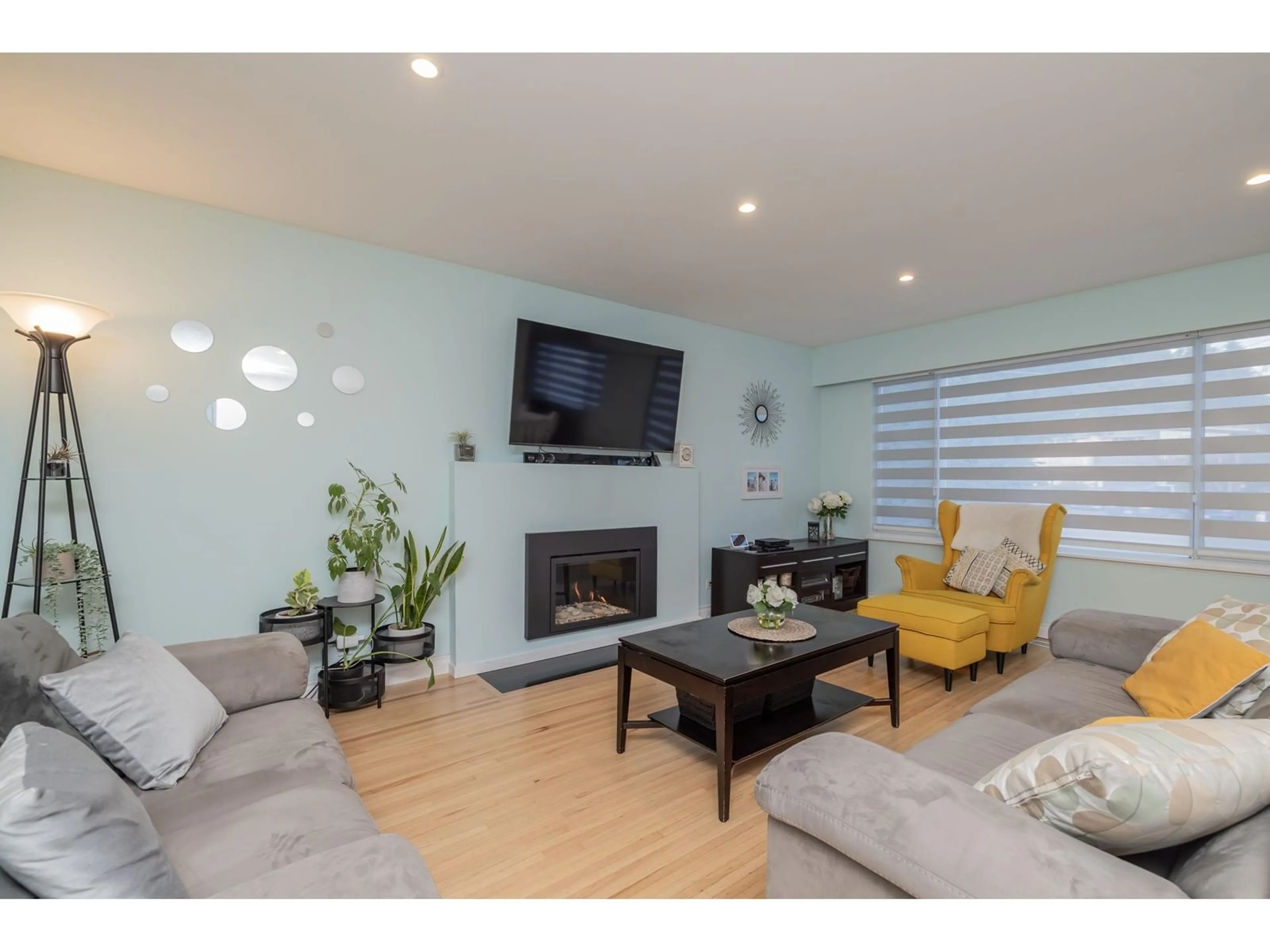 Living room with furniture, wood/laminate floor for 8643 112 STREET, Delta British Columbia V4C4X2