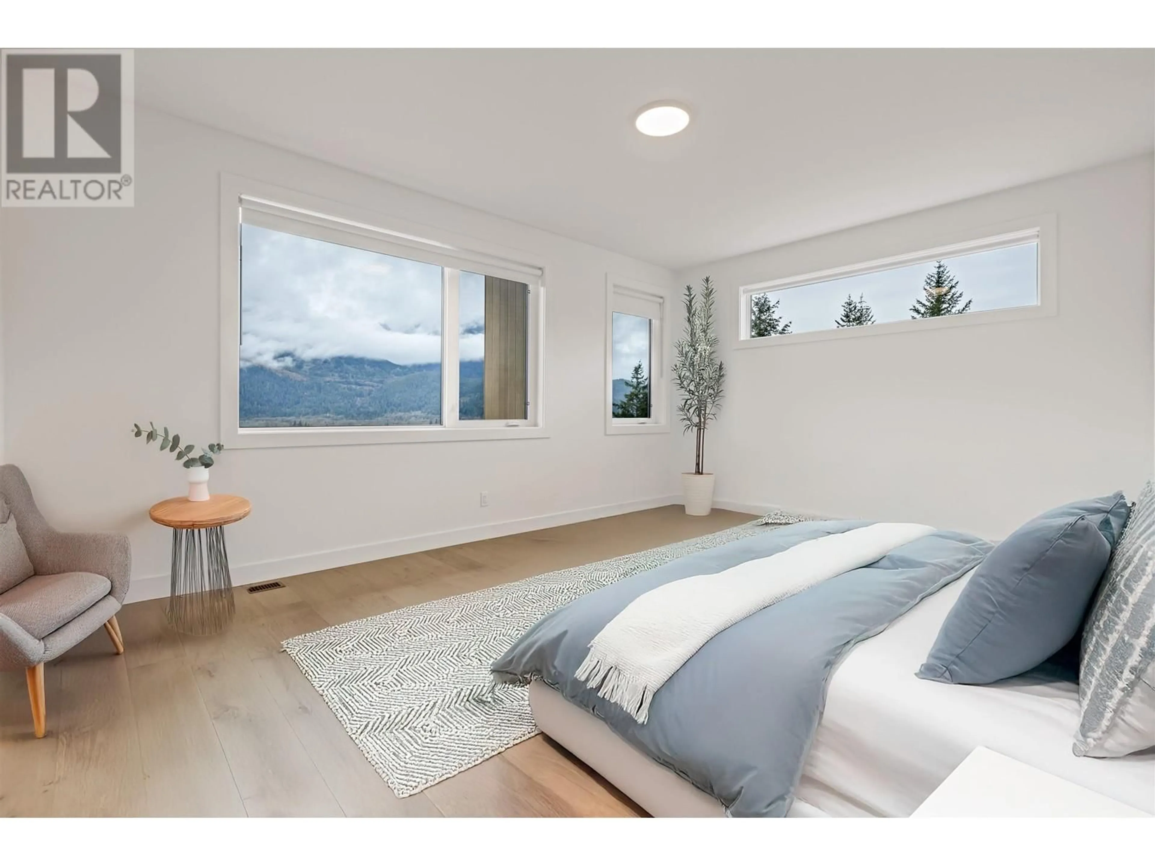 Bedroom with bed, wood/laminate floor for 15 1050 FINCH DRIVE, Squamish British Columbia V0V0V0