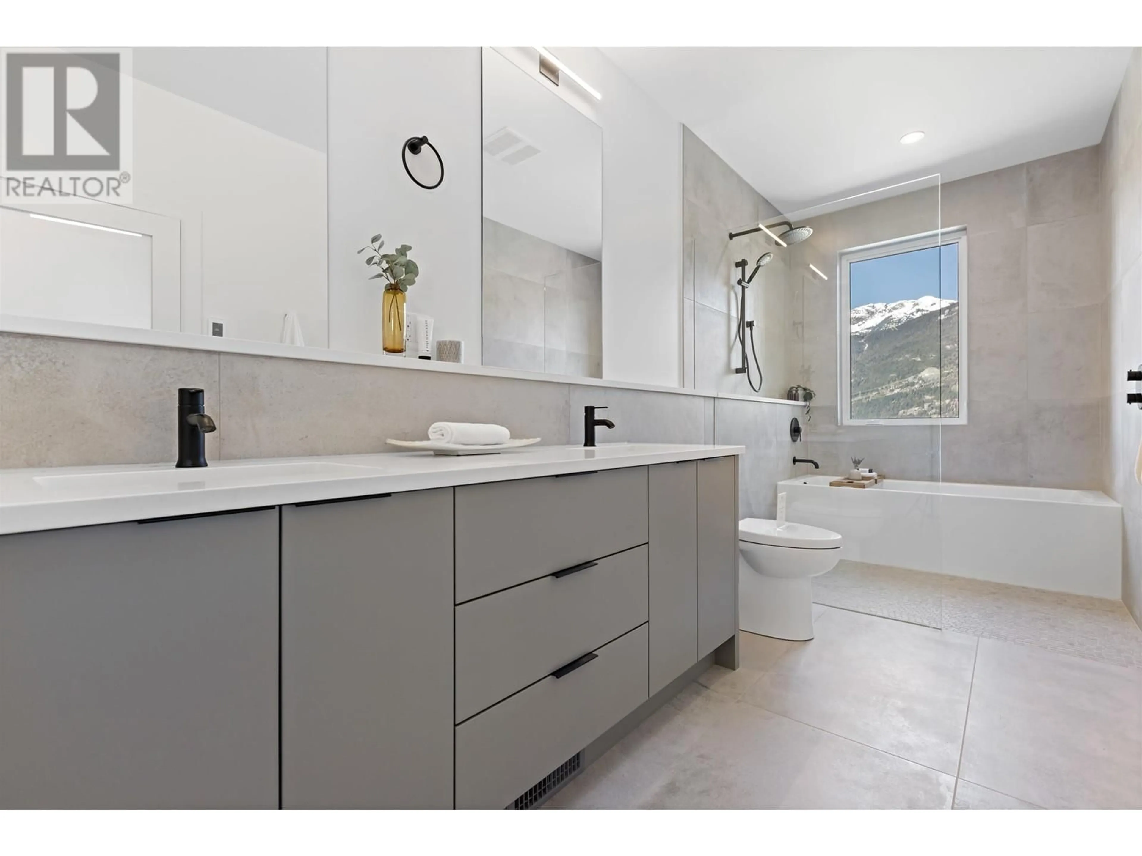 Contemporary bathroom, ceramic/tile floor for 6 1050 FINCH DRIVE, Squamish British Columbia V0V0V0