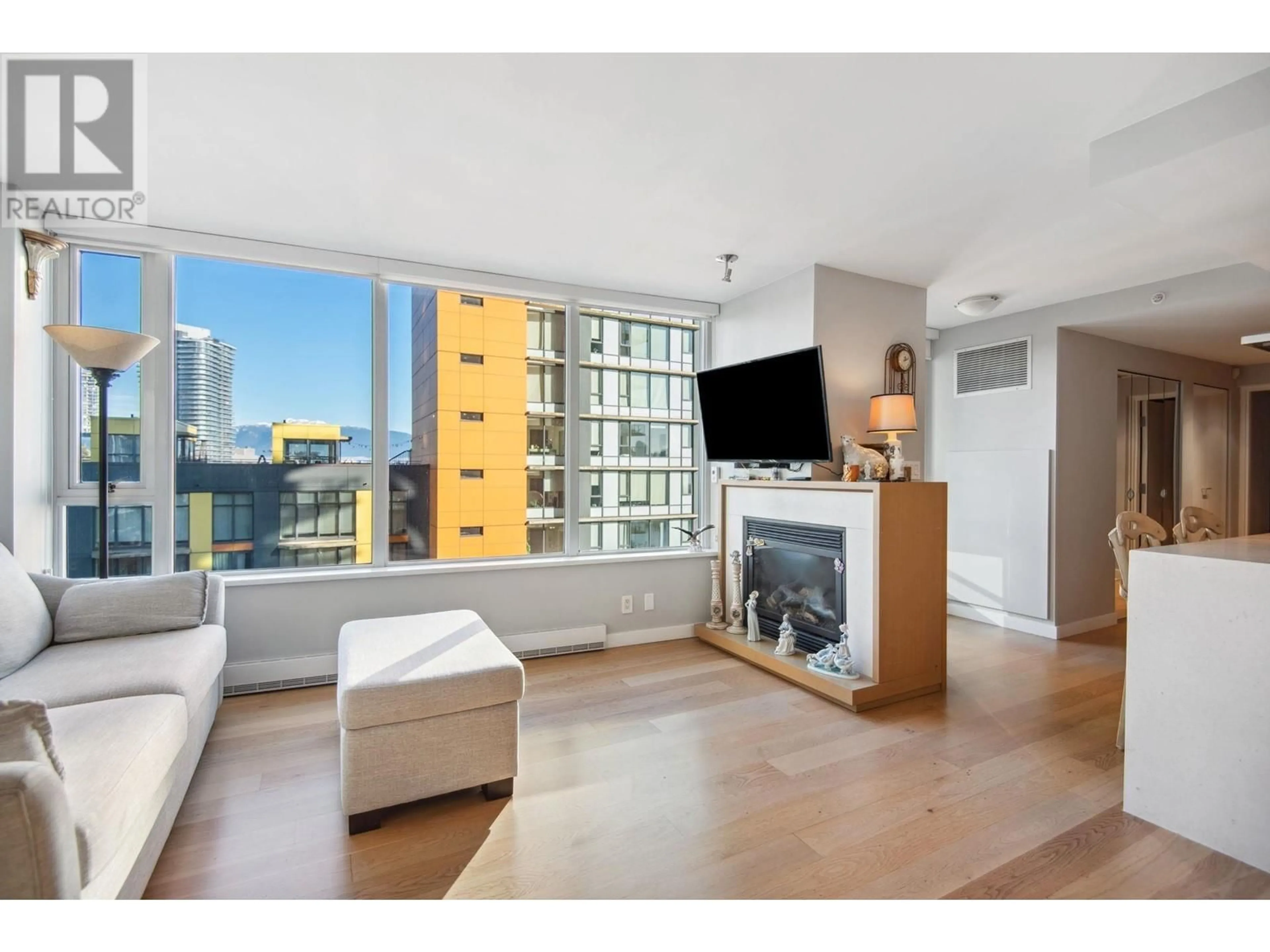 Living room with furniture, wood/laminate floor for 806 8 SMITHE MEWS, Vancouver British Columbia V6B0A5