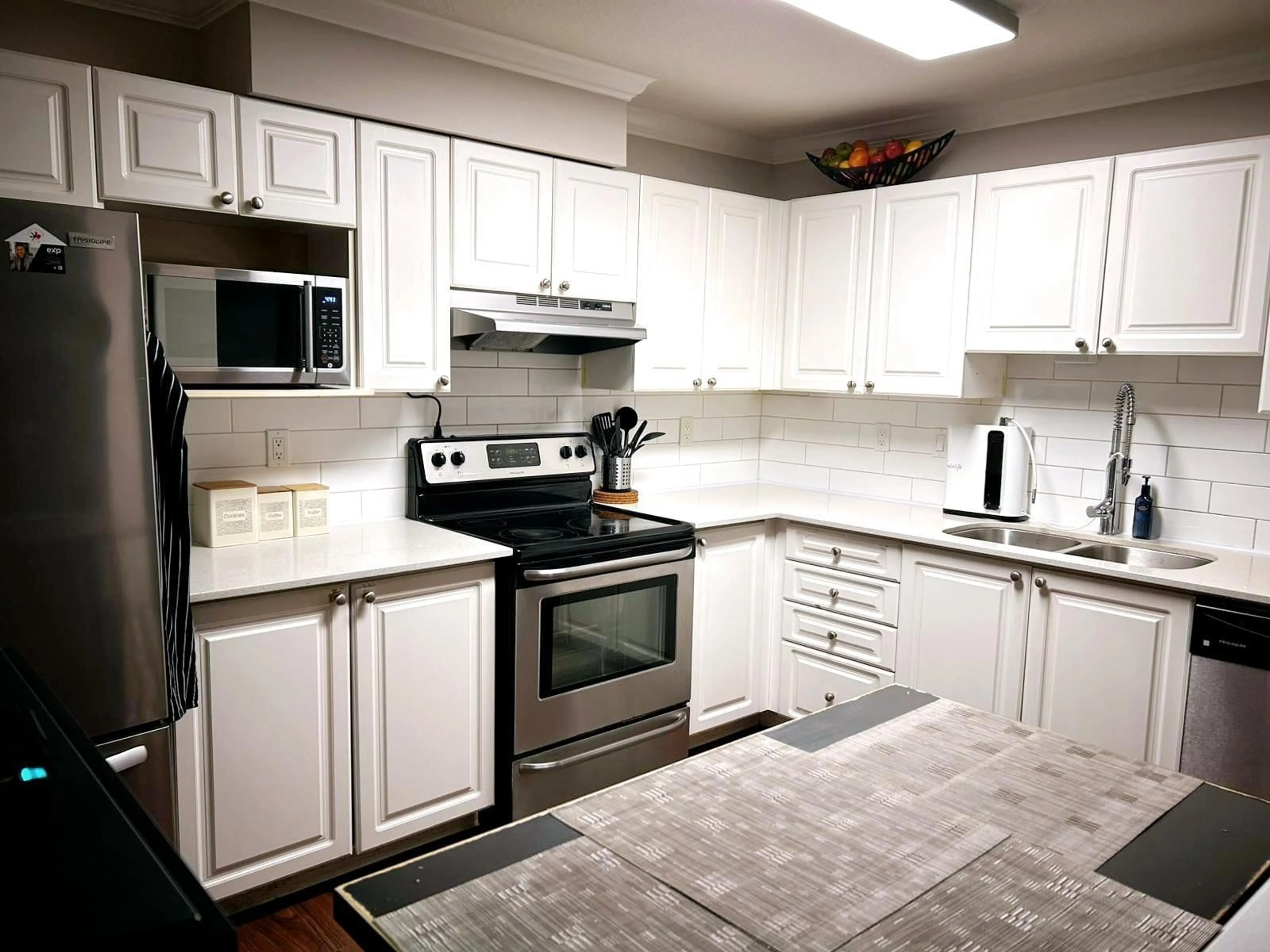 Standard kitchen, unknown for 107 20189 54 AVENUE, Langley British Columbia V3A3W2