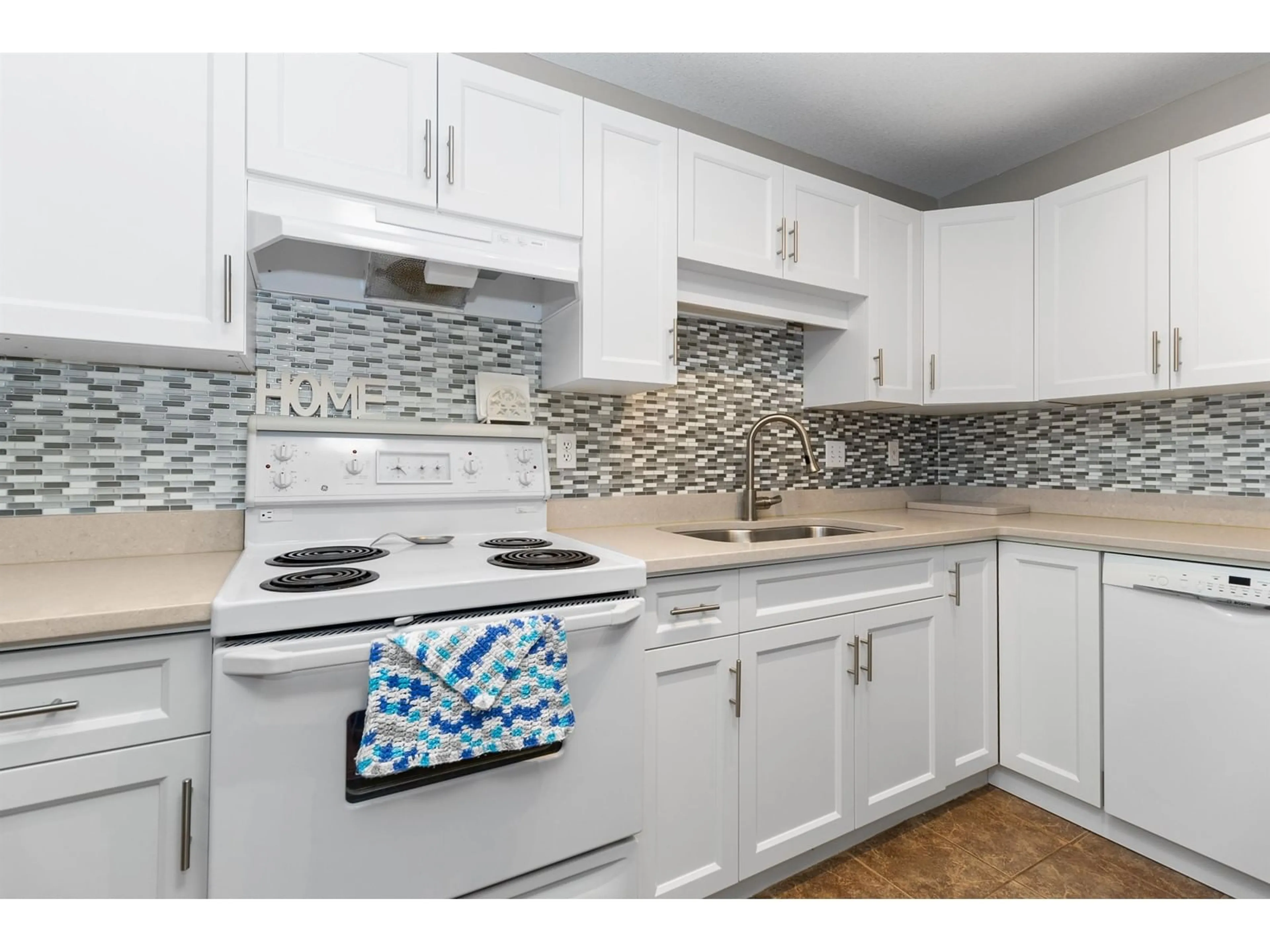 Standard kitchen, unknown for 207 3174 GLADWIN ROAD, Abbotsford British Columbia V2S7B4