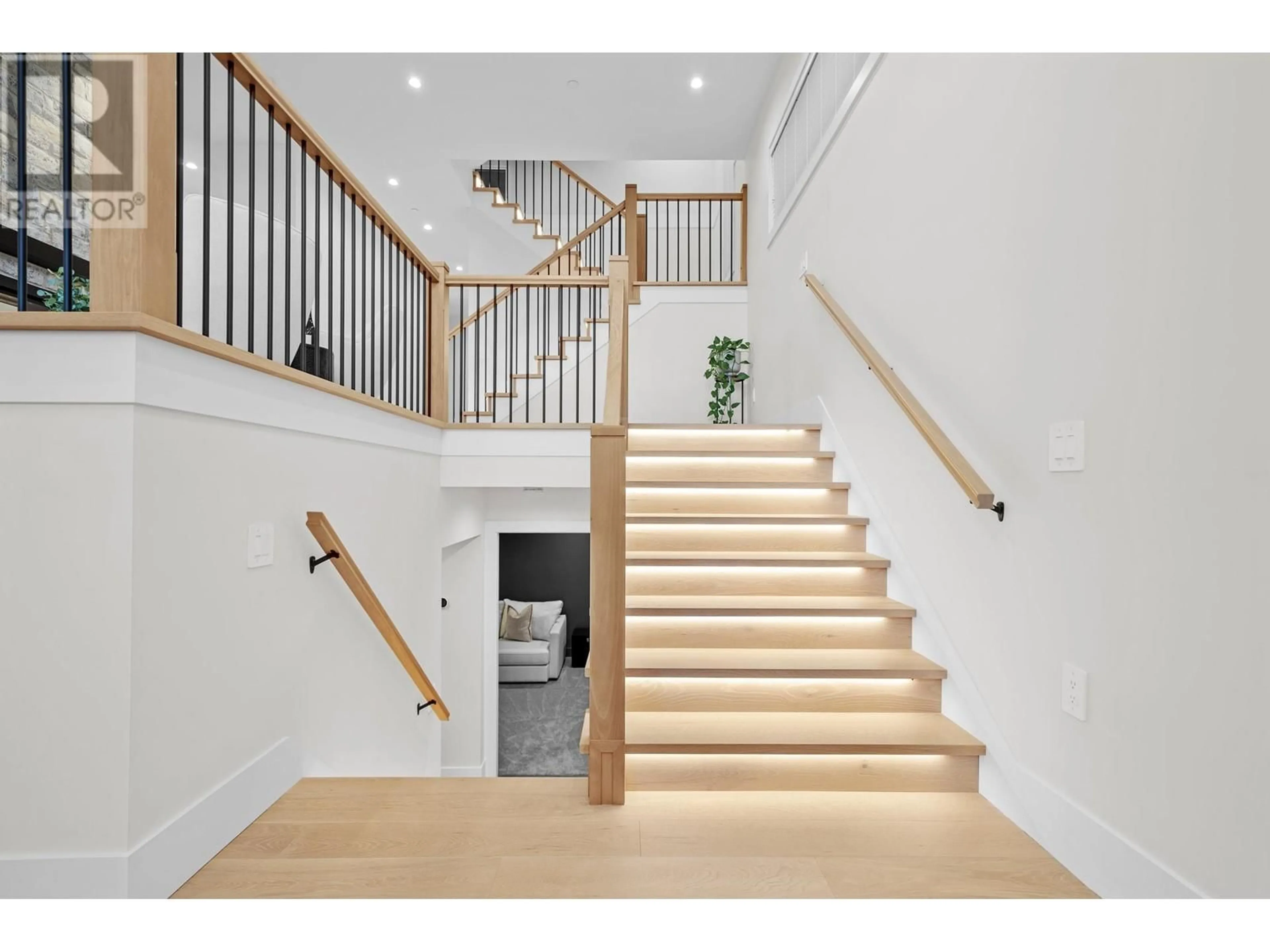 Stairs for 21996 ISAAC CRESCENT, Maple Ridge British Columbia V2X8N8