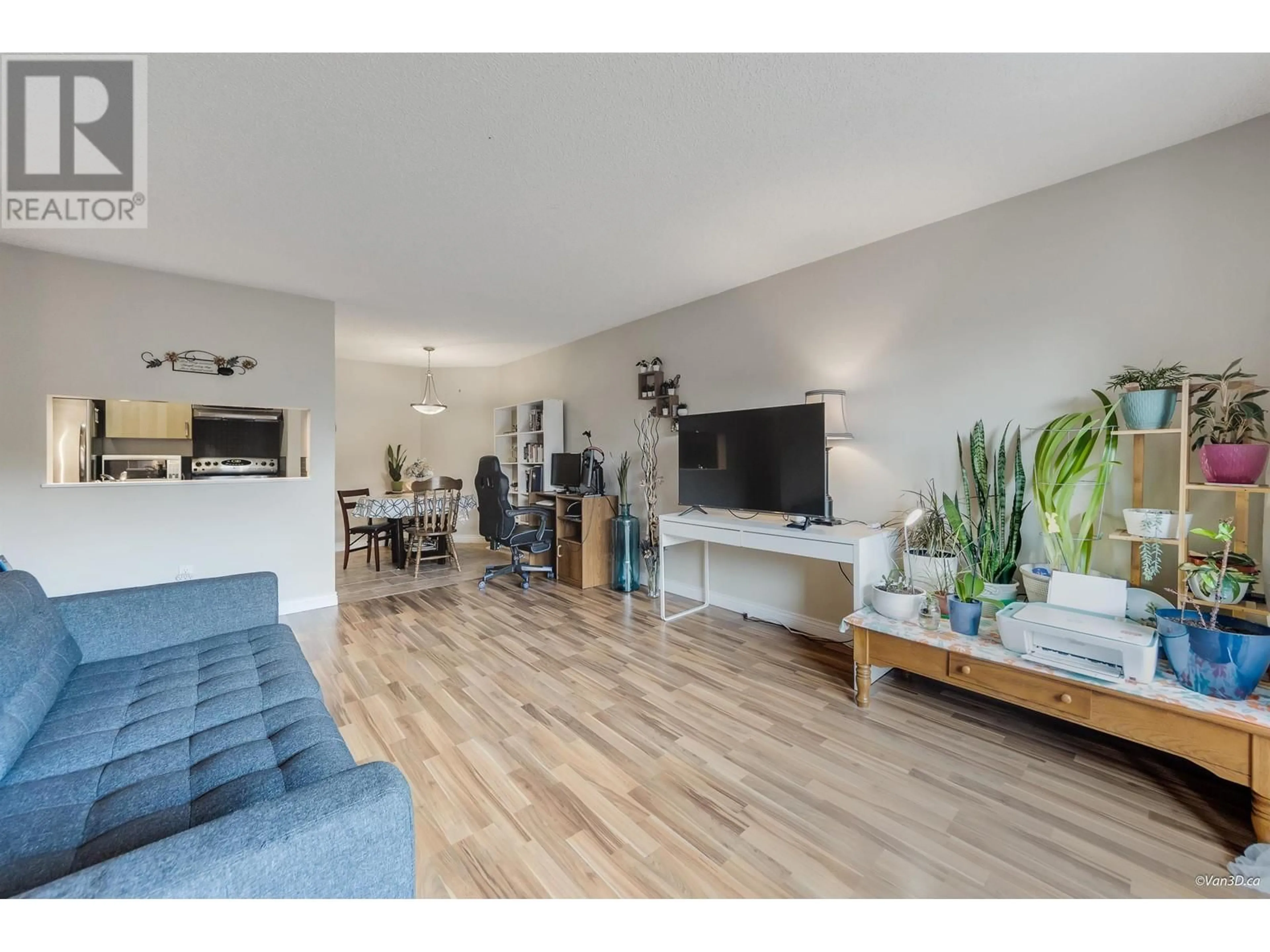 Living room with furniture, wood/laminate floor for 309 365 GINGER DRIVE, New Westminster British Columbia V3L5L5