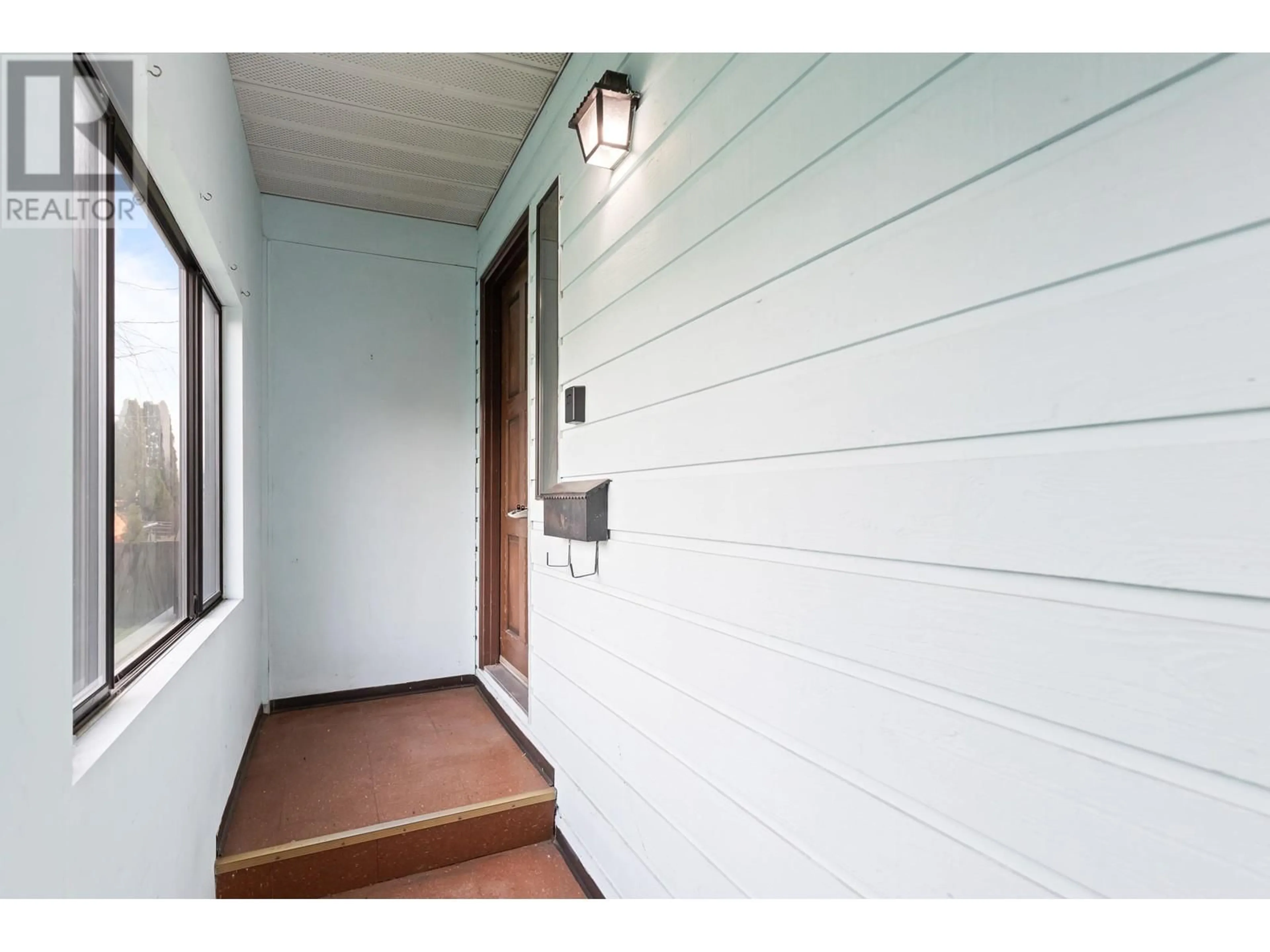 Indoor entryway for 1908 TYLER AVENUE, Port Coquitlam British Columbia V3C4V8