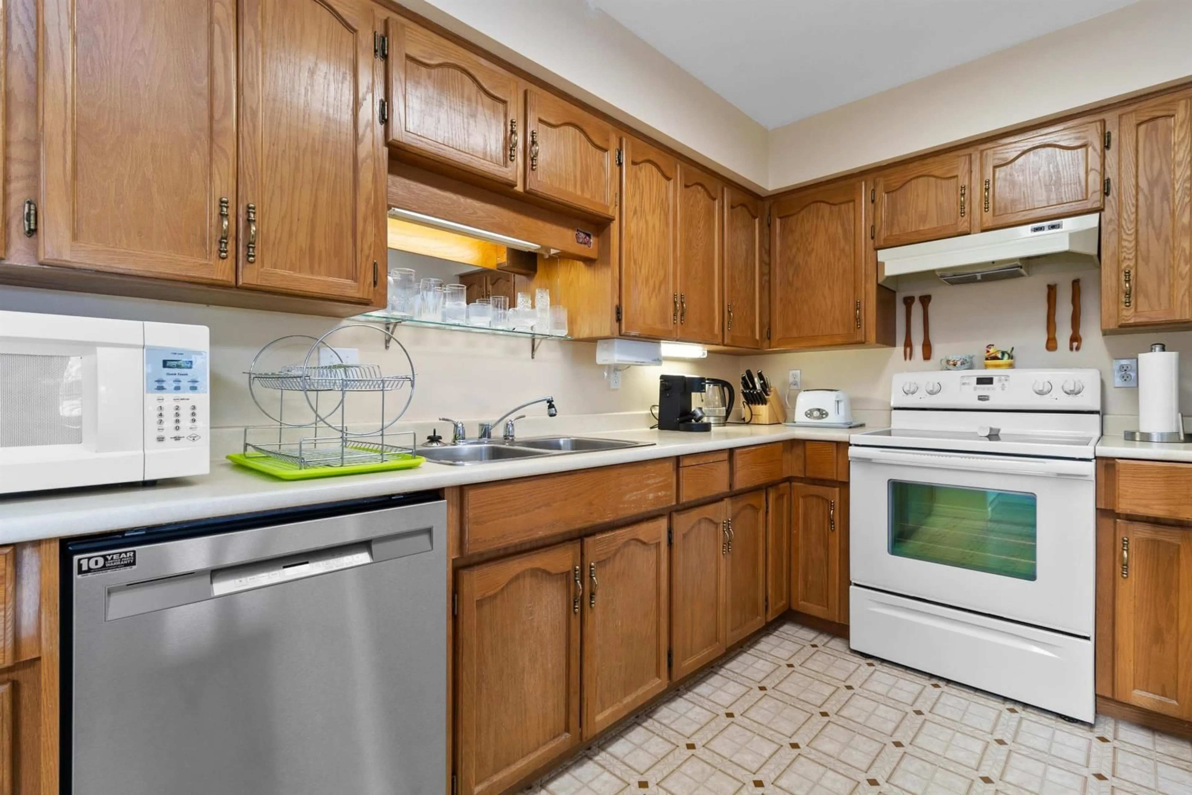 Standard kitchen, unknown for 308 8725 ELM DRIVE|Chilliwack Proper Sou, Chilliwack British Columbia V2P4Y3