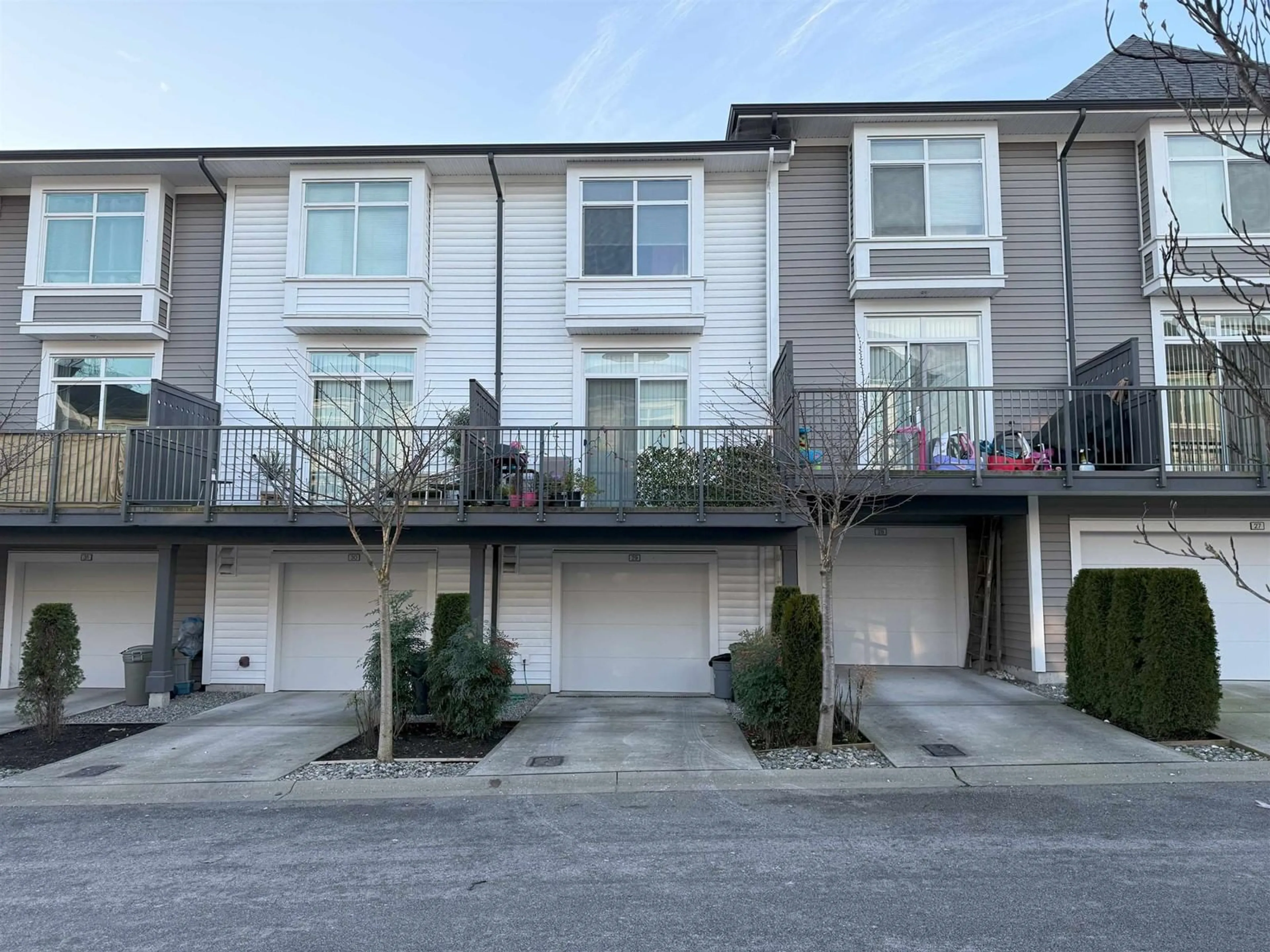 A pic from outside/outdoor area/front of a property/back of a property/a pic from drone, street for 29 2838 LIVINGSTONE AVENUE, Abbotsford British Columbia V2T0J1