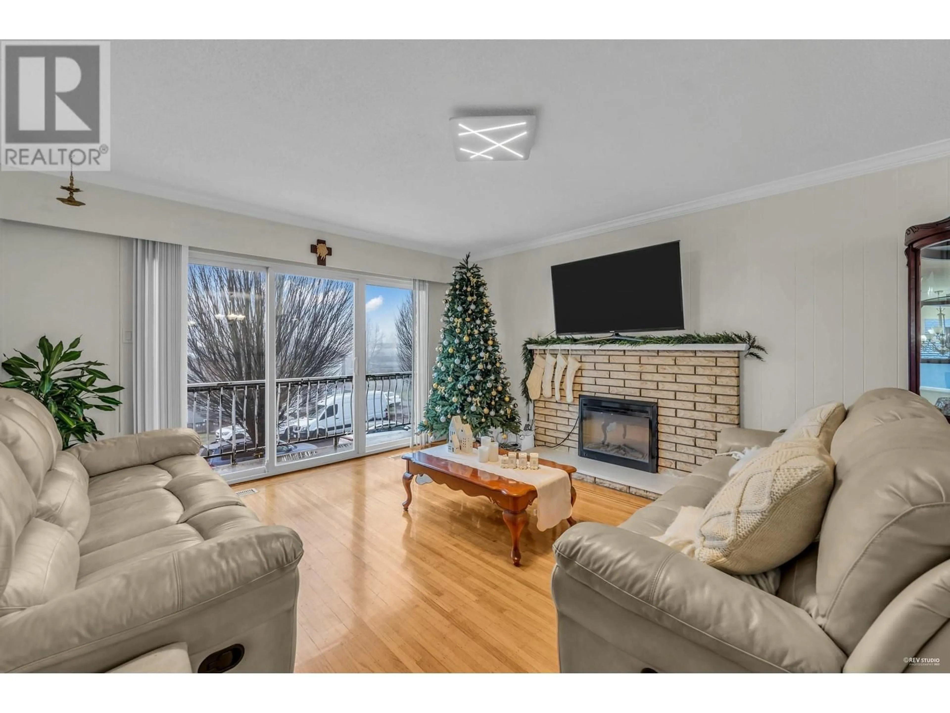 Living room with furniture, wood/laminate floor for 1237 E 64TH AVENUE, Vancouver British Columbia V5X2N8