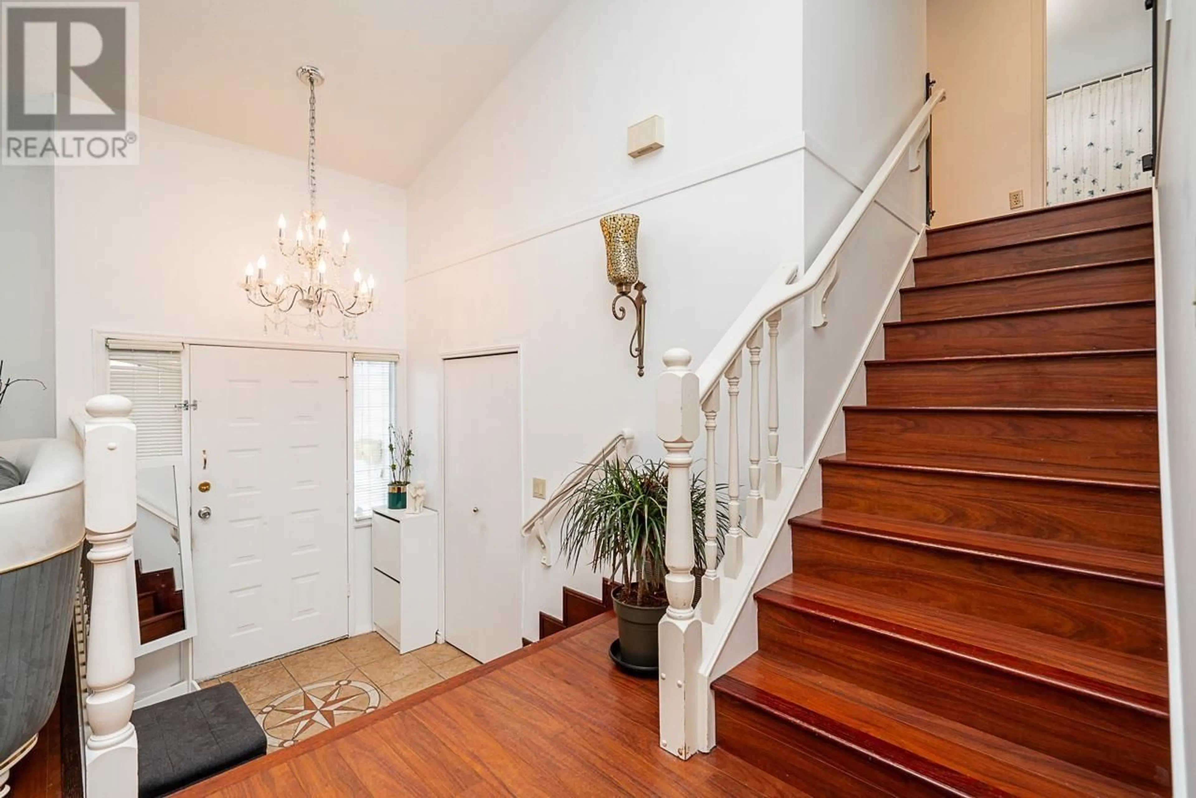 Indoor foyer for 1300 FRANKLIN STREET, Coquitlam British Columbia V3B6N7