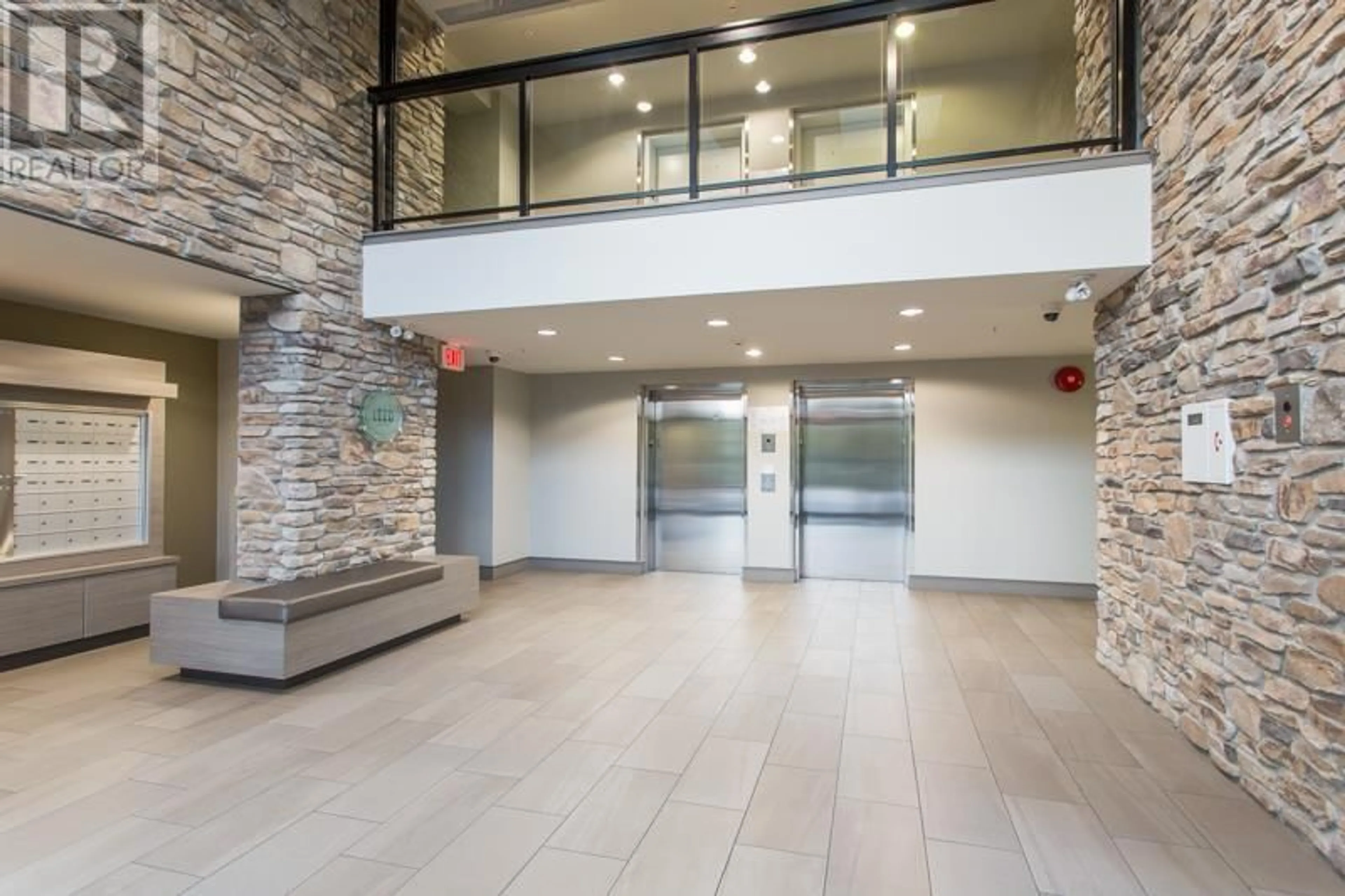 Indoor foyer for 108 5055 SPRINGS BOULEVARD, Tsawwassen British Columbia V4M0A5