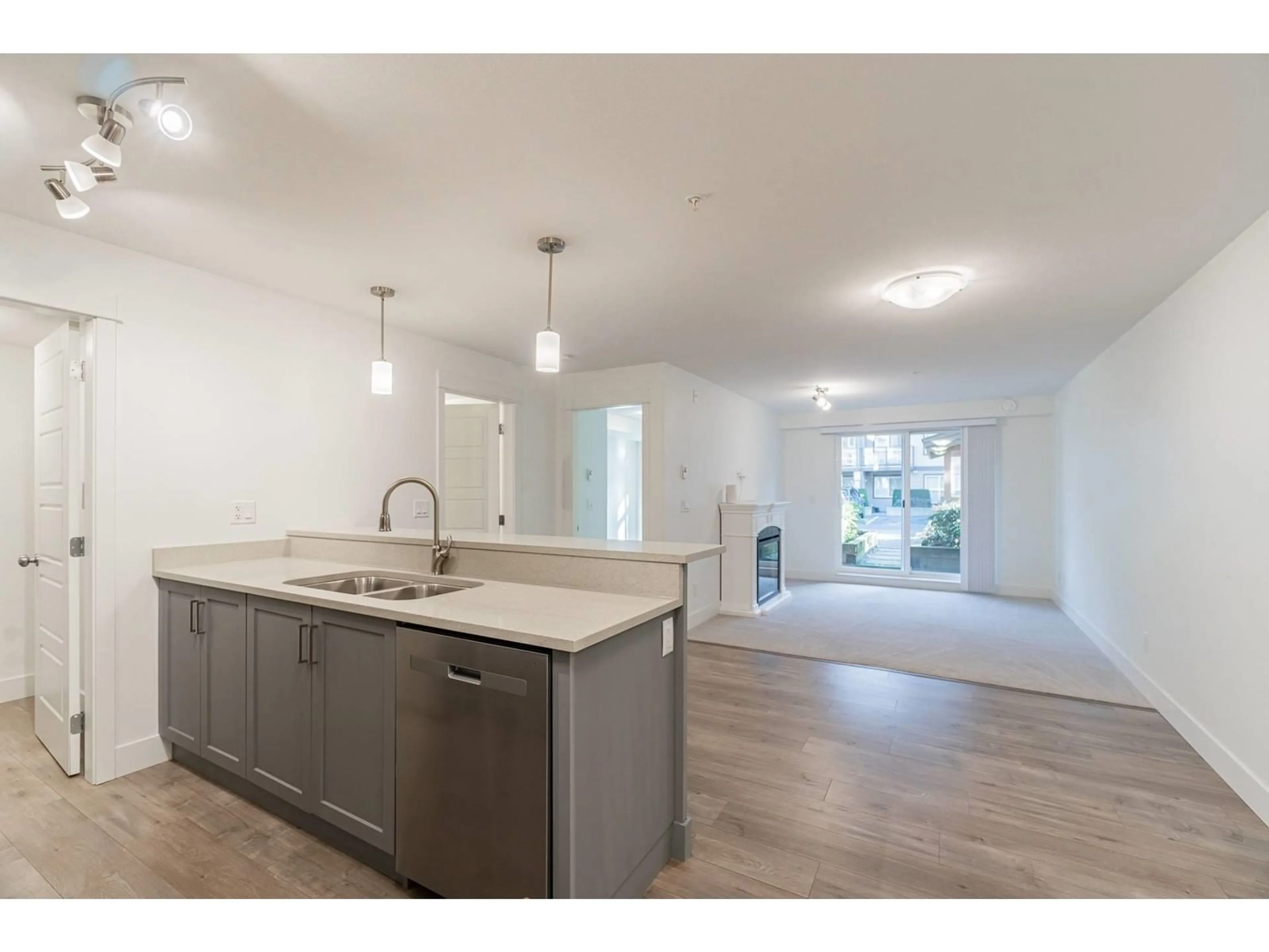 Open concept kitchen, unknown for 101 30515 CARDINAL AVENUE, Abbotsford British Columbia V2T0A8