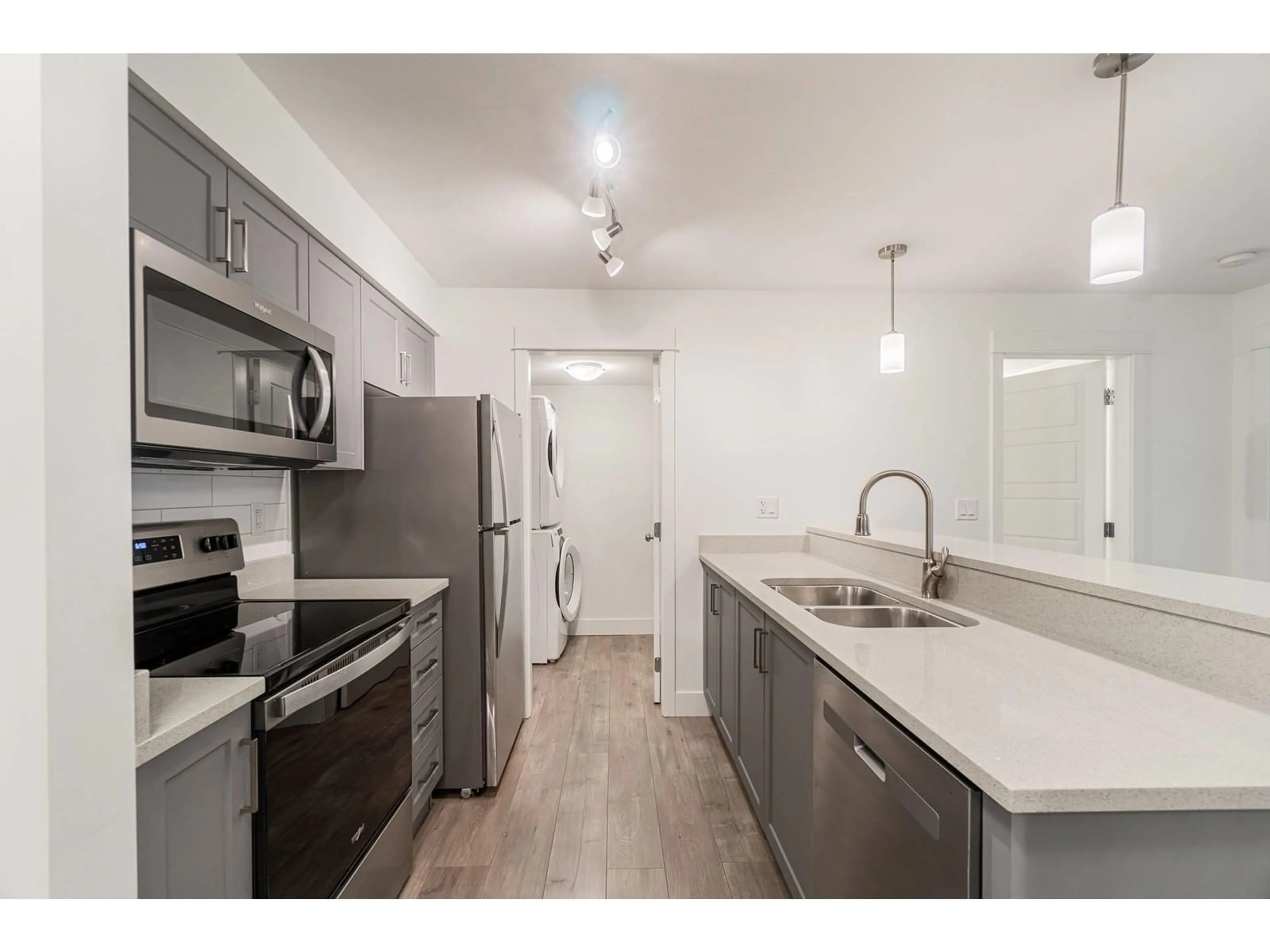 Standard kitchen, unknown for 101 30515 CARDINAL AVENUE, Abbotsford British Columbia V2T0A8