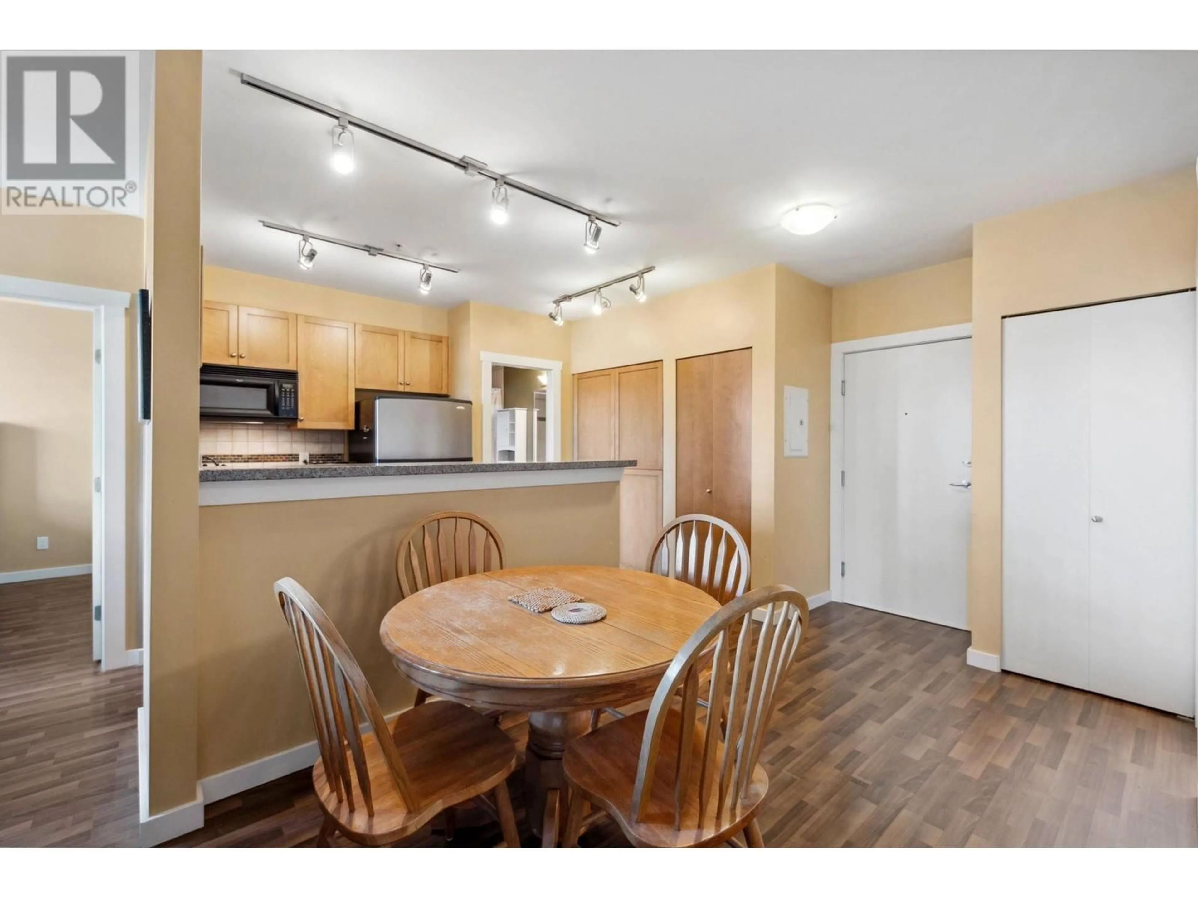 Standard kitchen, wood/laminate floor for 616 615 BELMONT STREET, New Westminster British Columbia V3M6A1