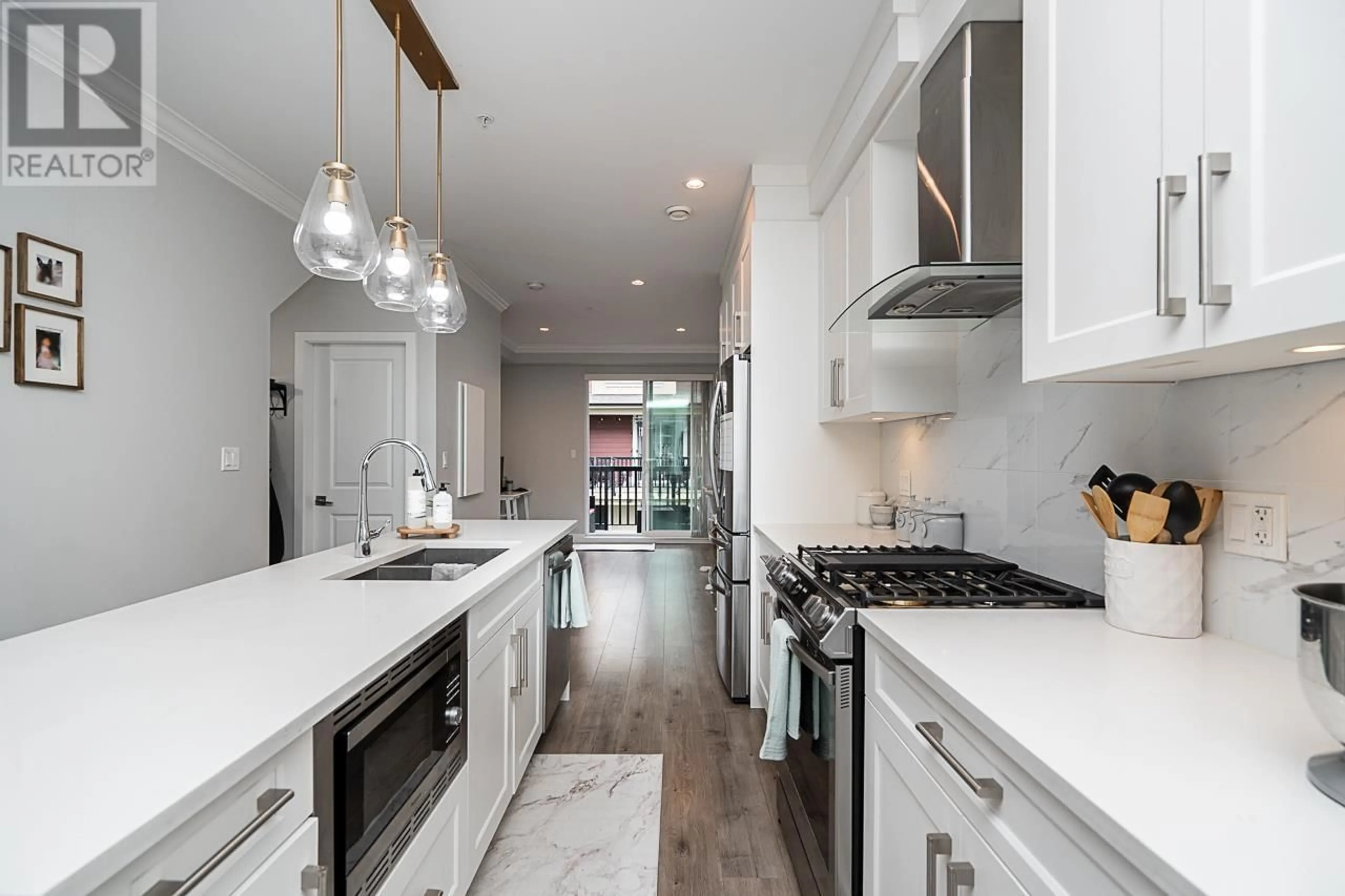 Open concept kitchen, ceramic/tile floor for 22 430 DUNCAN STREET, New Westminster British Columbia V3M0M2