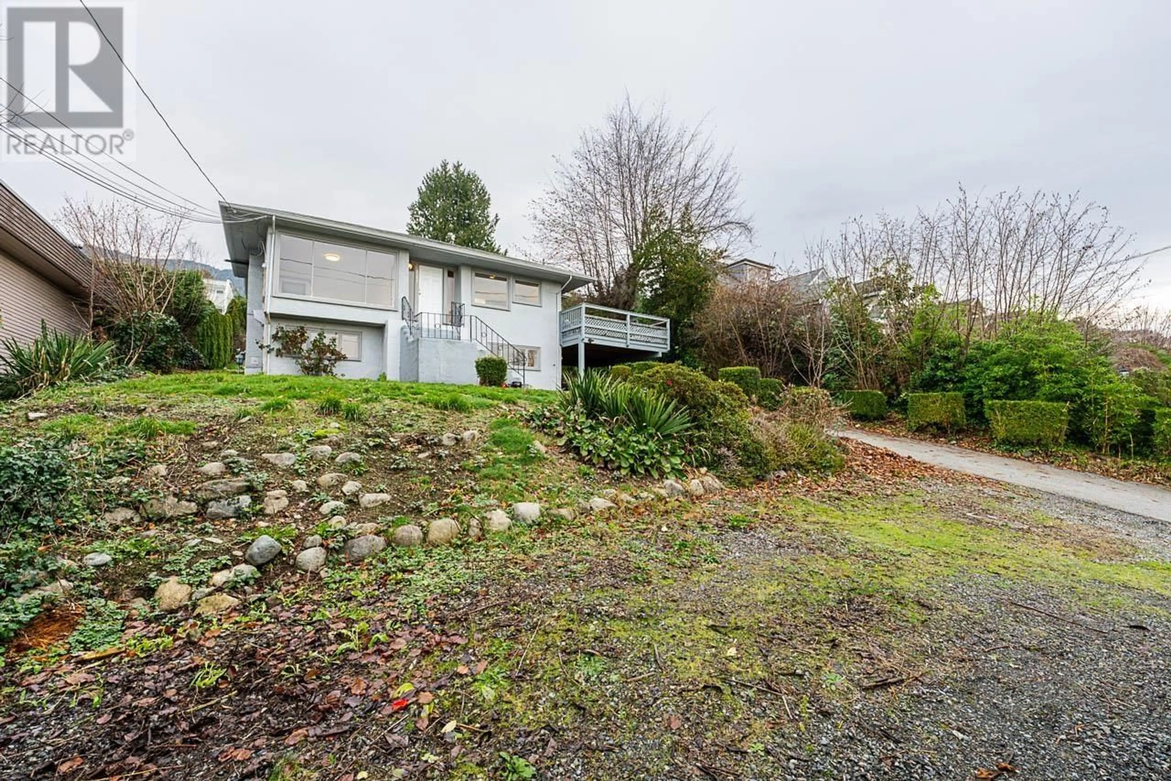 A pic from outside/outdoor area/front of a property/back of a property/a pic from drone, unknown for 2383 MATHERS AVENUE, West Vancouver British Columbia V7V2H7