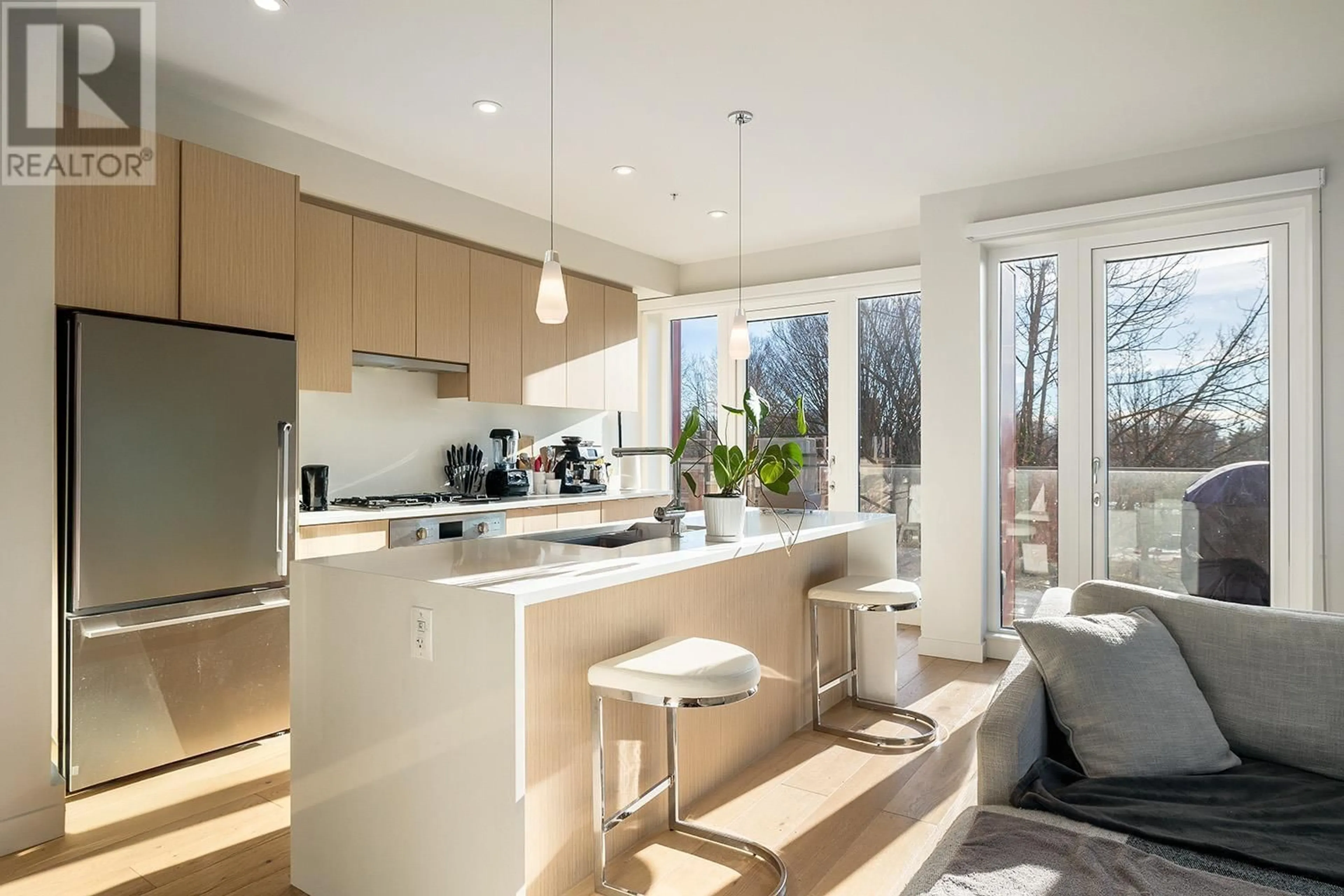 Contemporary kitchen, unknown for 401 108 E 35TH AVENUE, Vancouver British Columbia V5W1A6