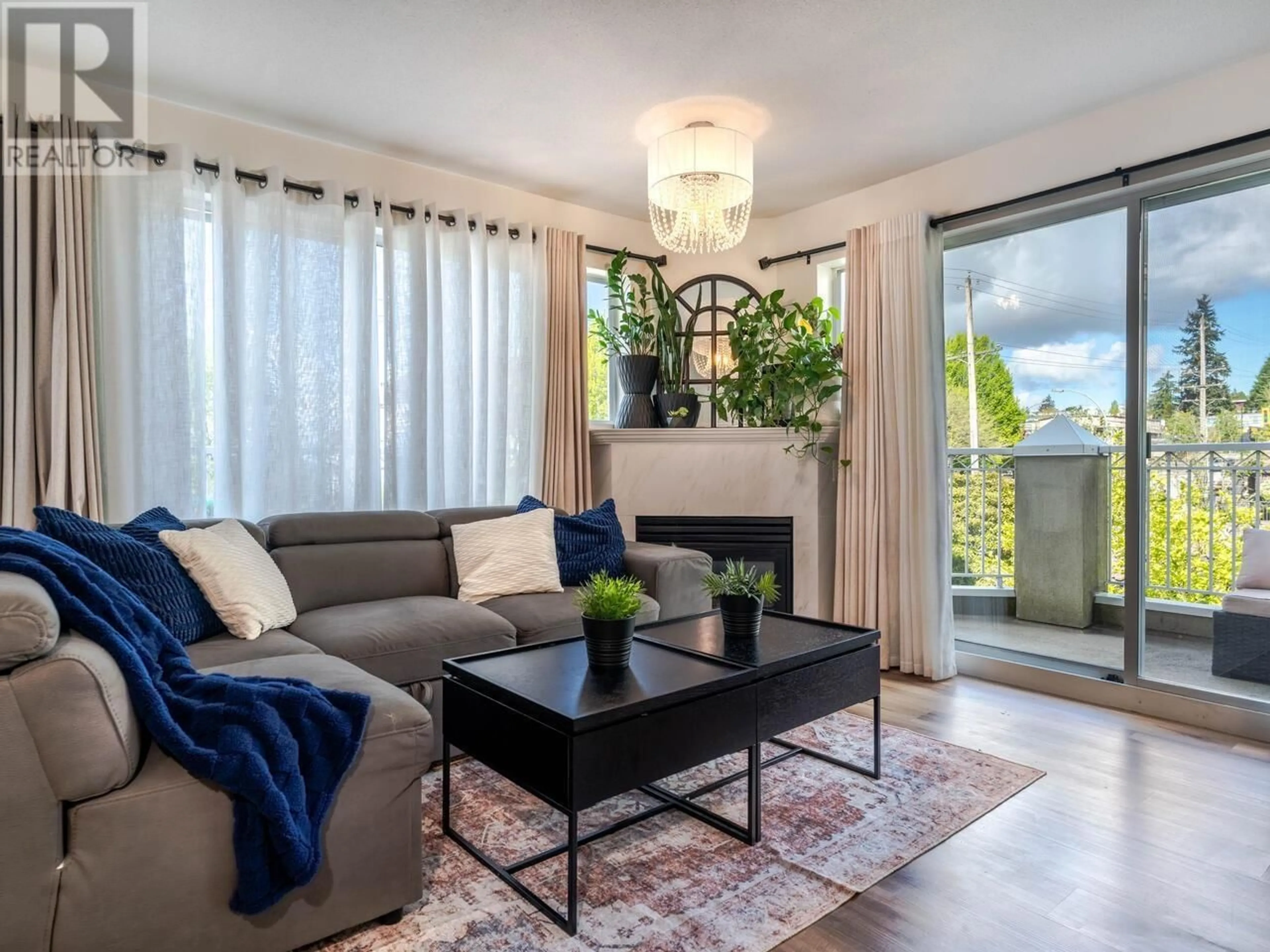 Living room with furniture, wood/laminate floor for 310 519 TWELFTH STREET, New Westminster British Columbia V3M6V9