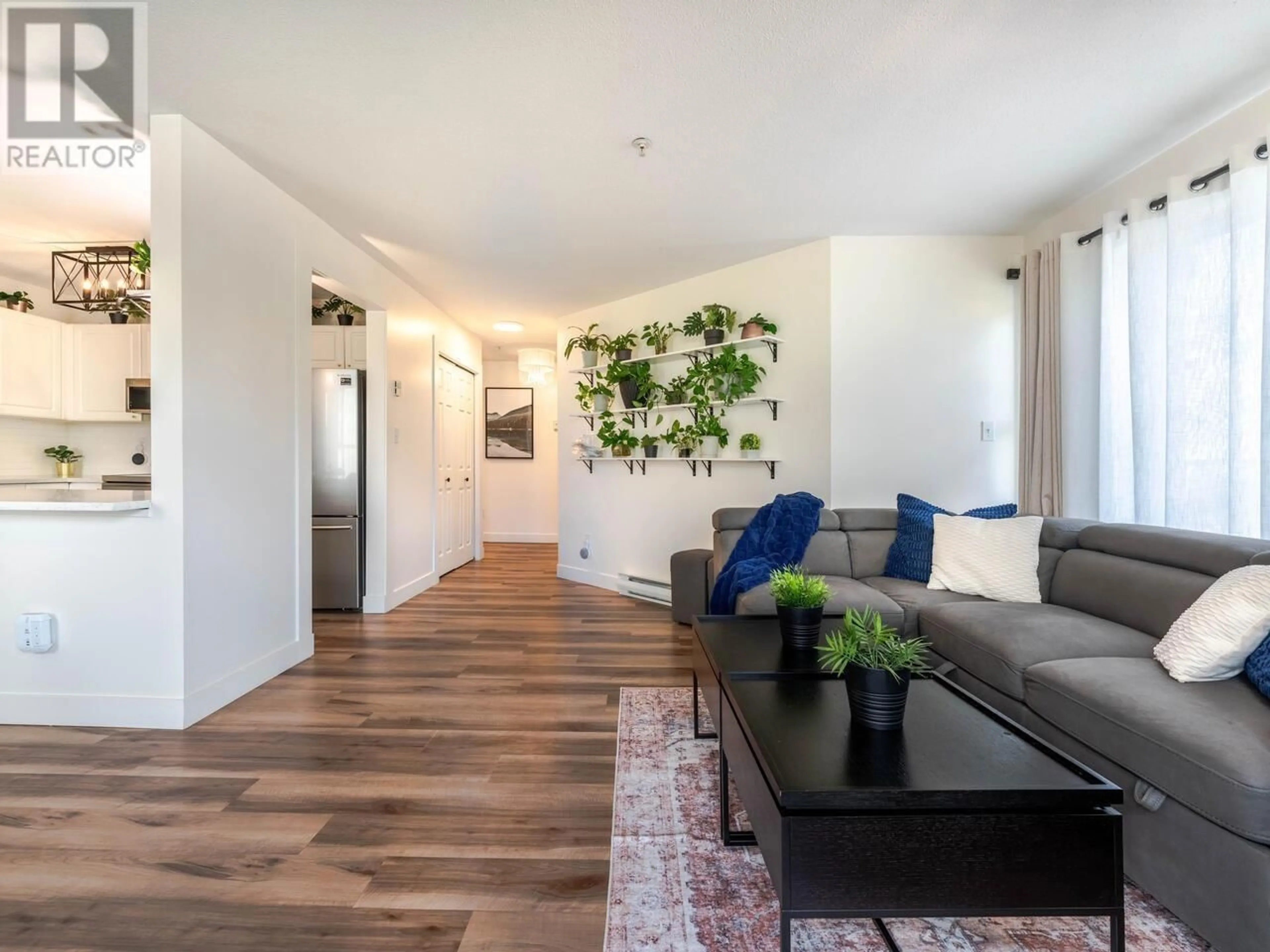 Living room with furniture, wood/laminate floor for 310 519 TWELFTH STREET, New Westminster British Columbia V3M6V9