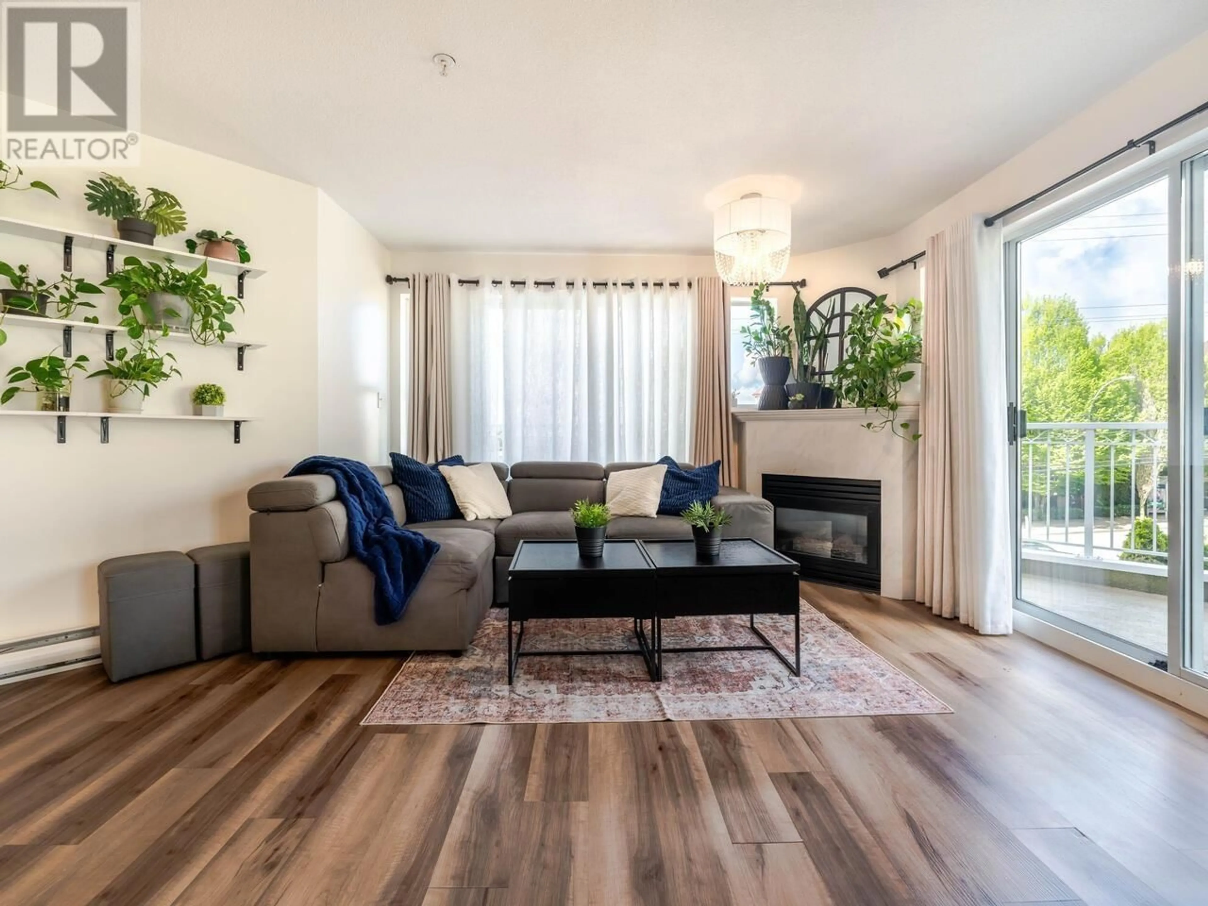 Living room with furniture, wood/laminate floor for 310 519 TWELFTH STREET, New Westminster British Columbia V3M6V9