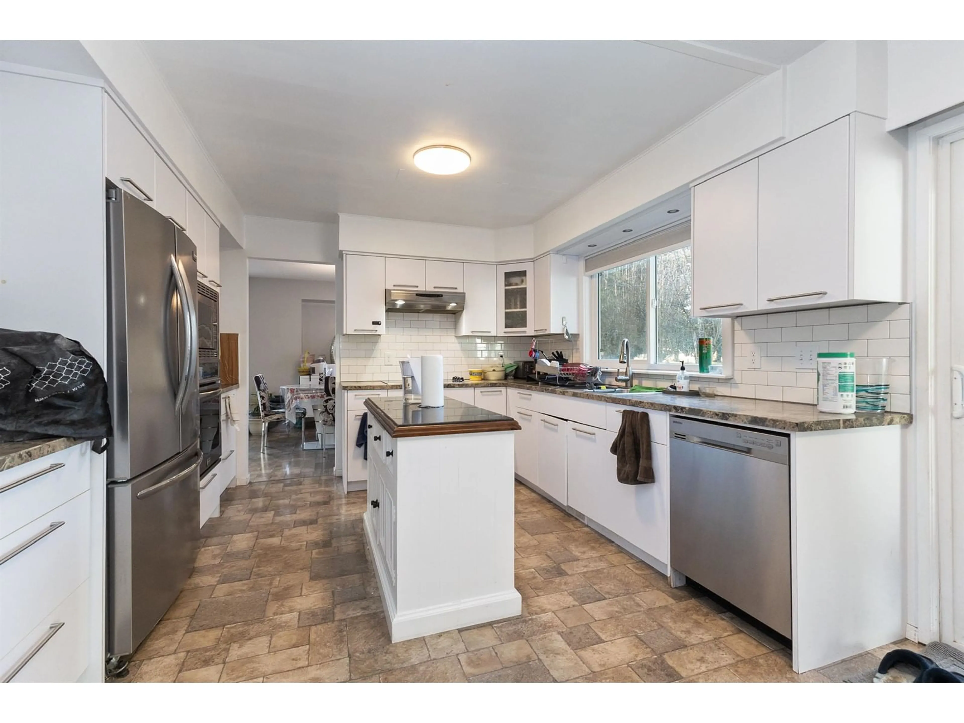 Open concept kitchen, ceramic/tile floor for 1648 KEMPLEY COURT, Abbotsford British Columbia V2S5A6