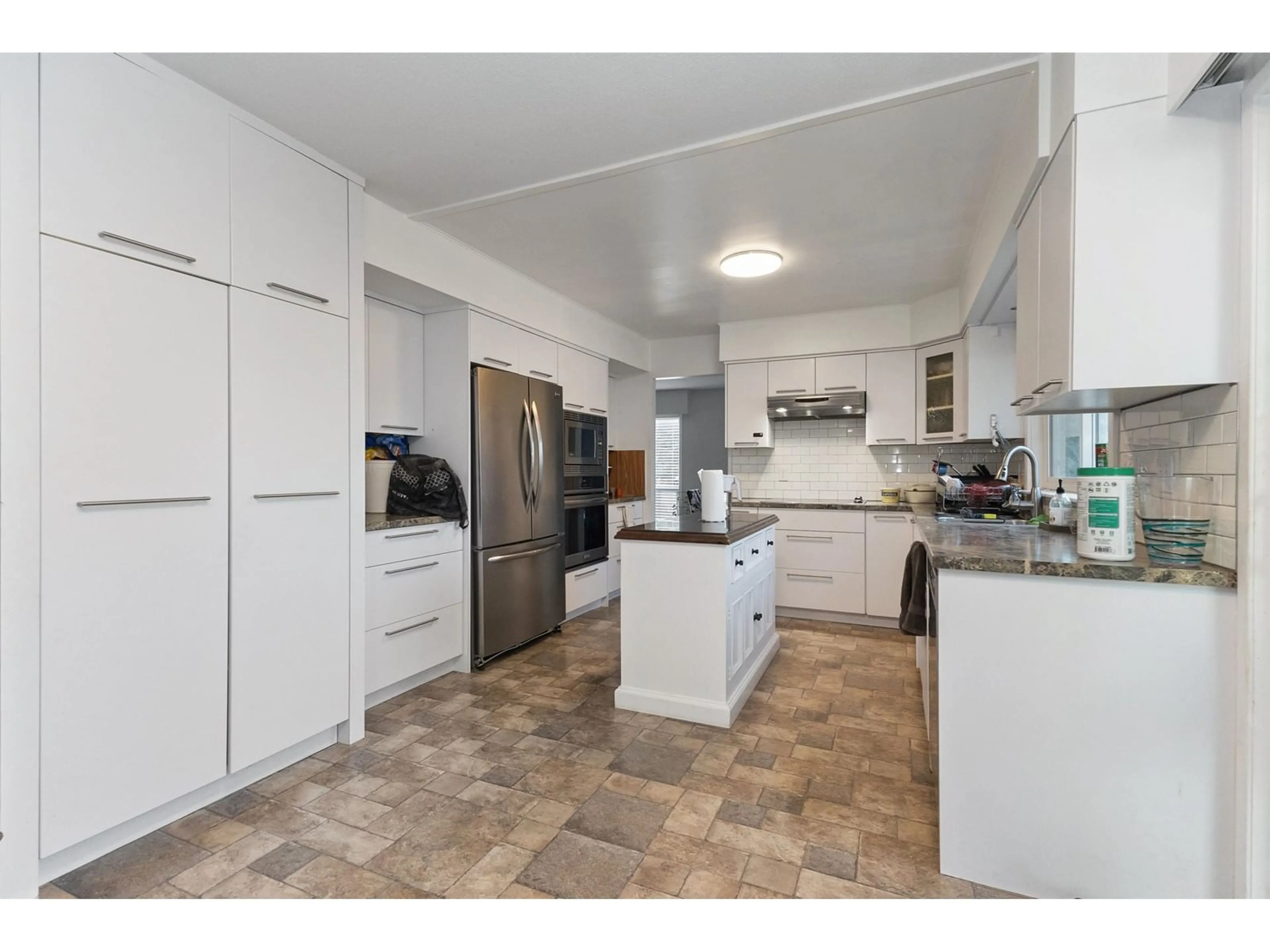 Open concept kitchen, ceramic/tile floor for 1648 KEMPLEY COURT, Abbotsford British Columbia V2S5A6