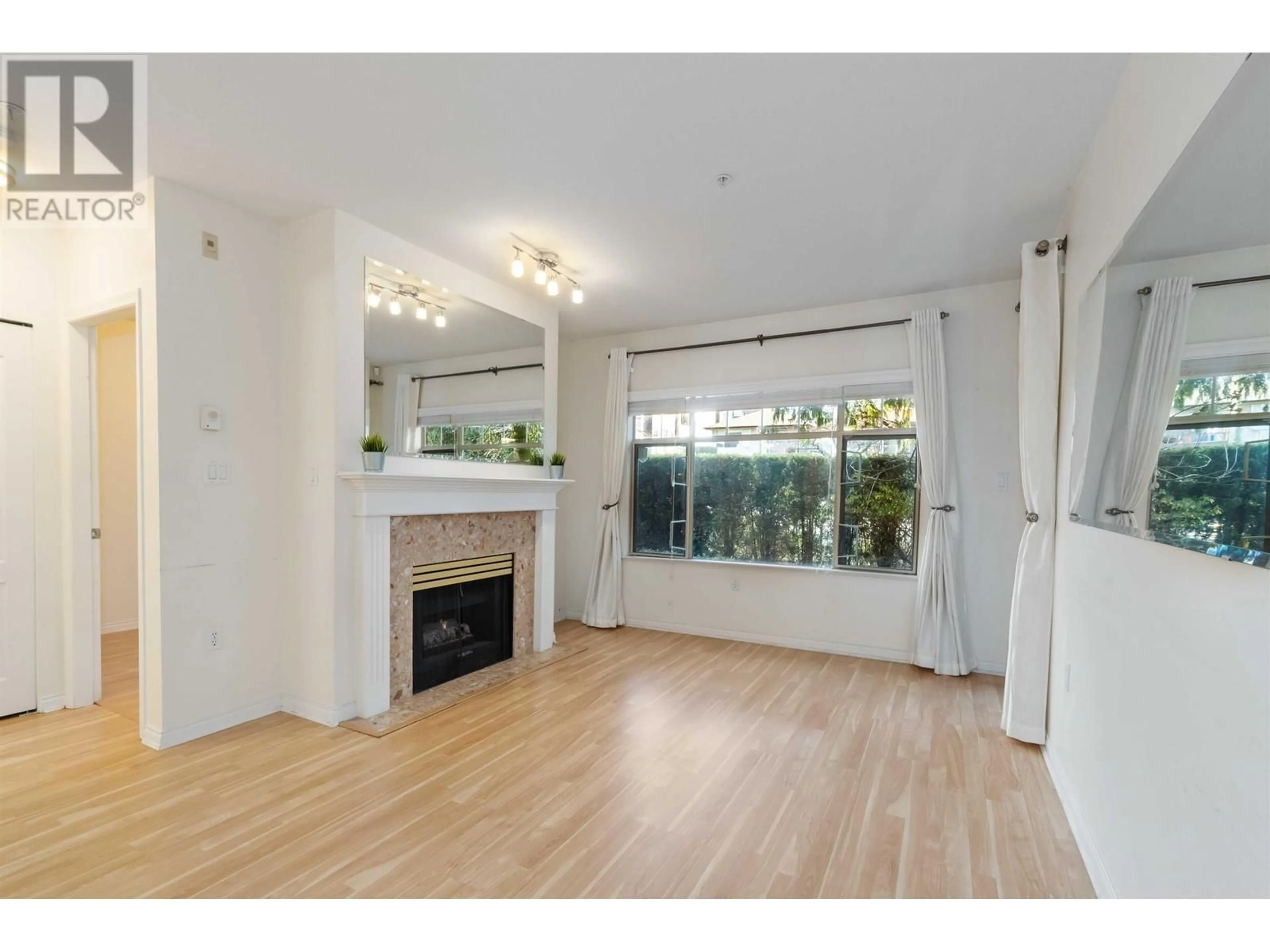 A pic of a room for 311 2059 CHESTERFIELD AVENUE, North Vancouver British Columbia V7M2P4