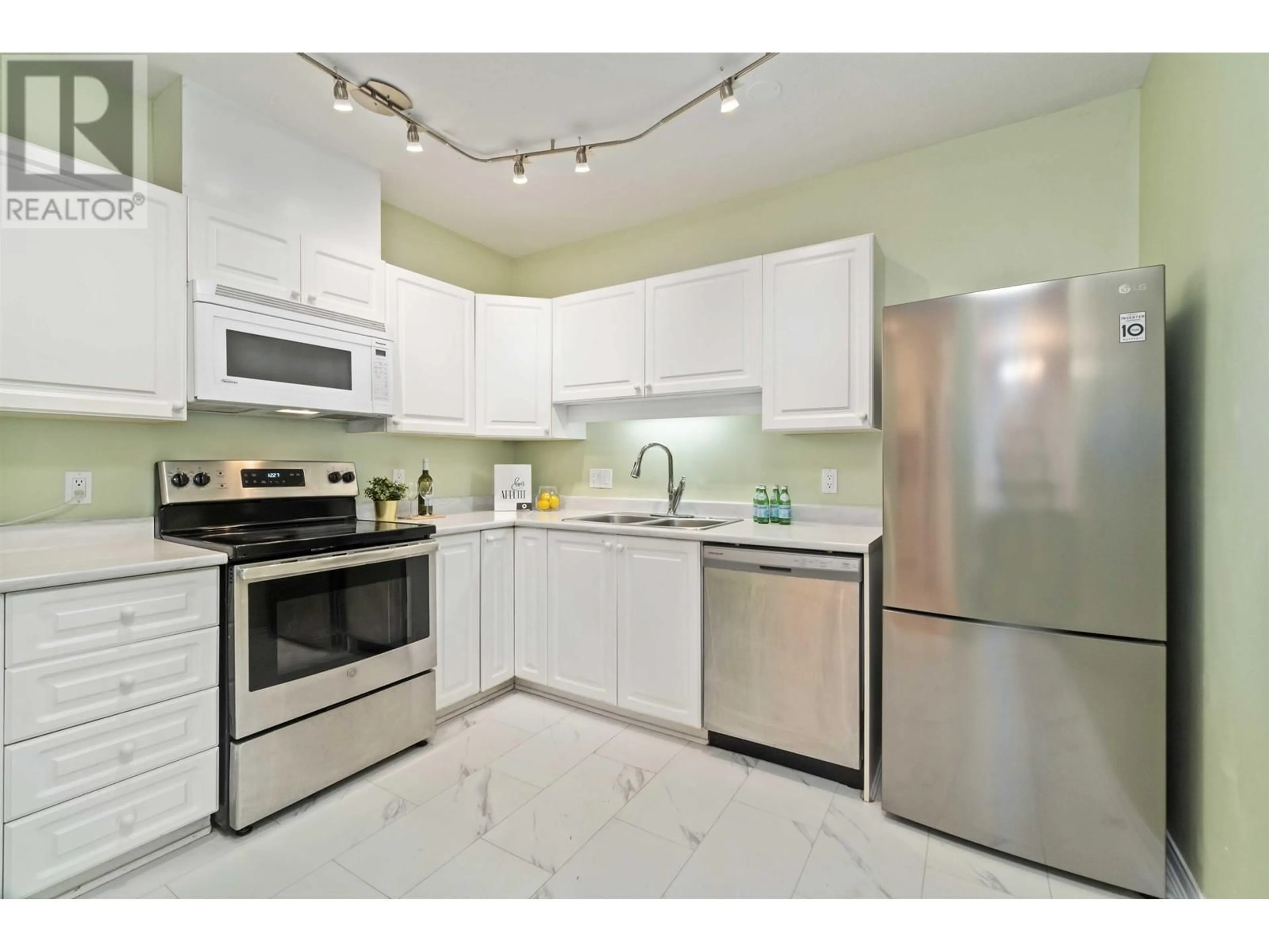 Standard kitchen, ceramic/tile floor for 311 2059 CHESTERFIELD AVENUE, North Vancouver British Columbia V7M2P4