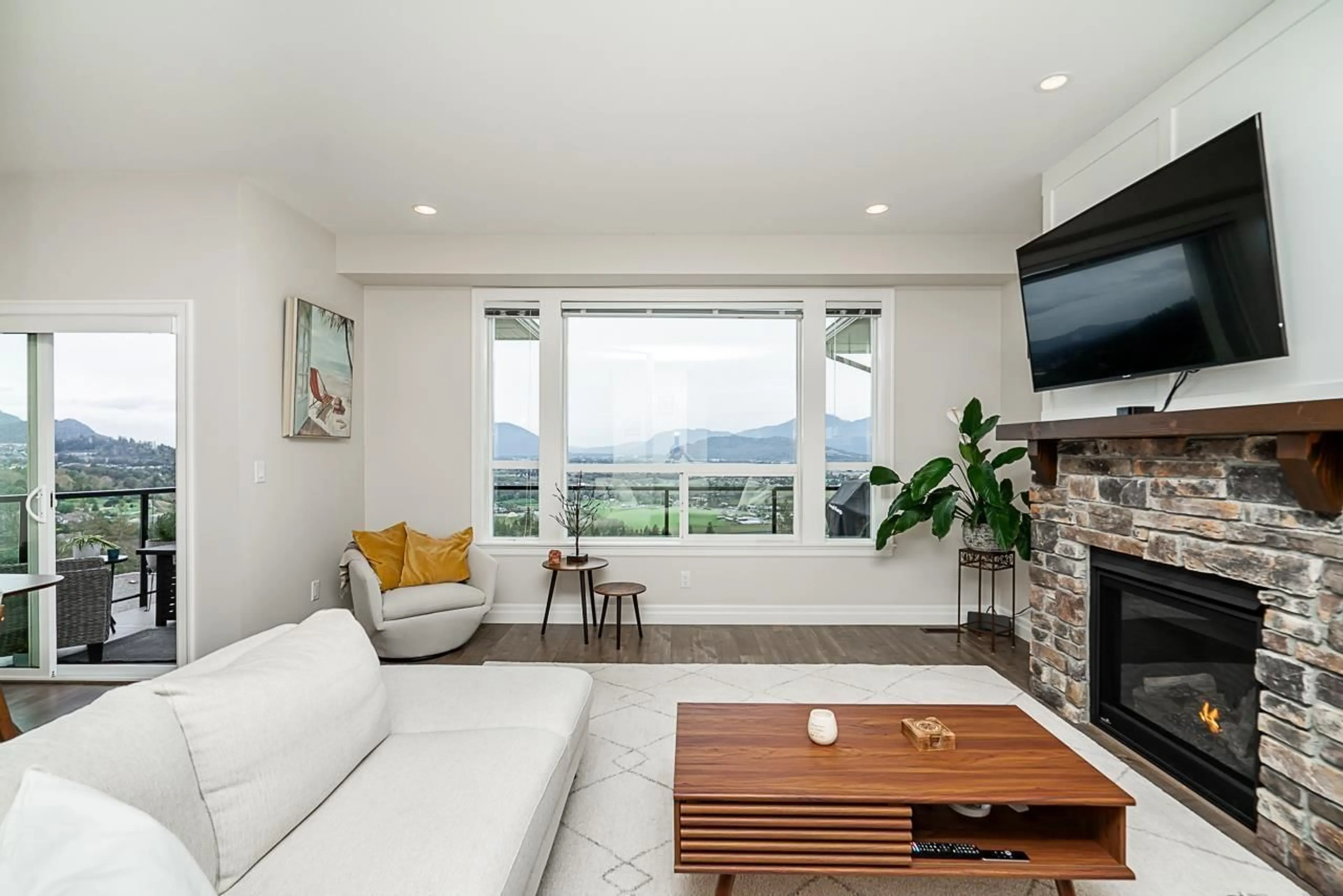 Living room with furniture, wood/laminate floor for 109 6026 LINDEMAN STREET|Promontory, Chilliwack British Columbia V2R0W1