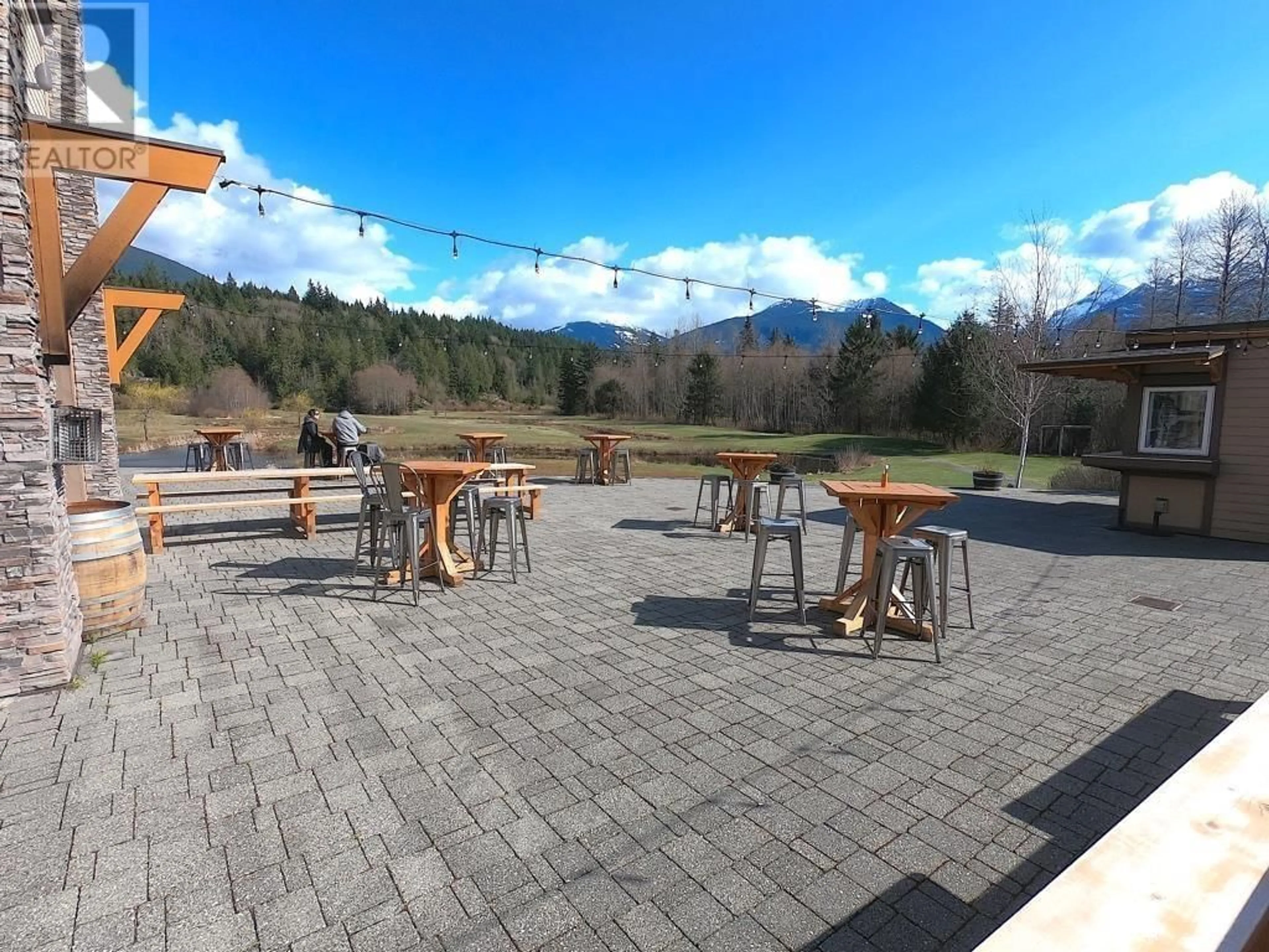 Patio, mountain view for 206 40900 TANTALUS ROAD, Squamish British Columbia V8B0R3