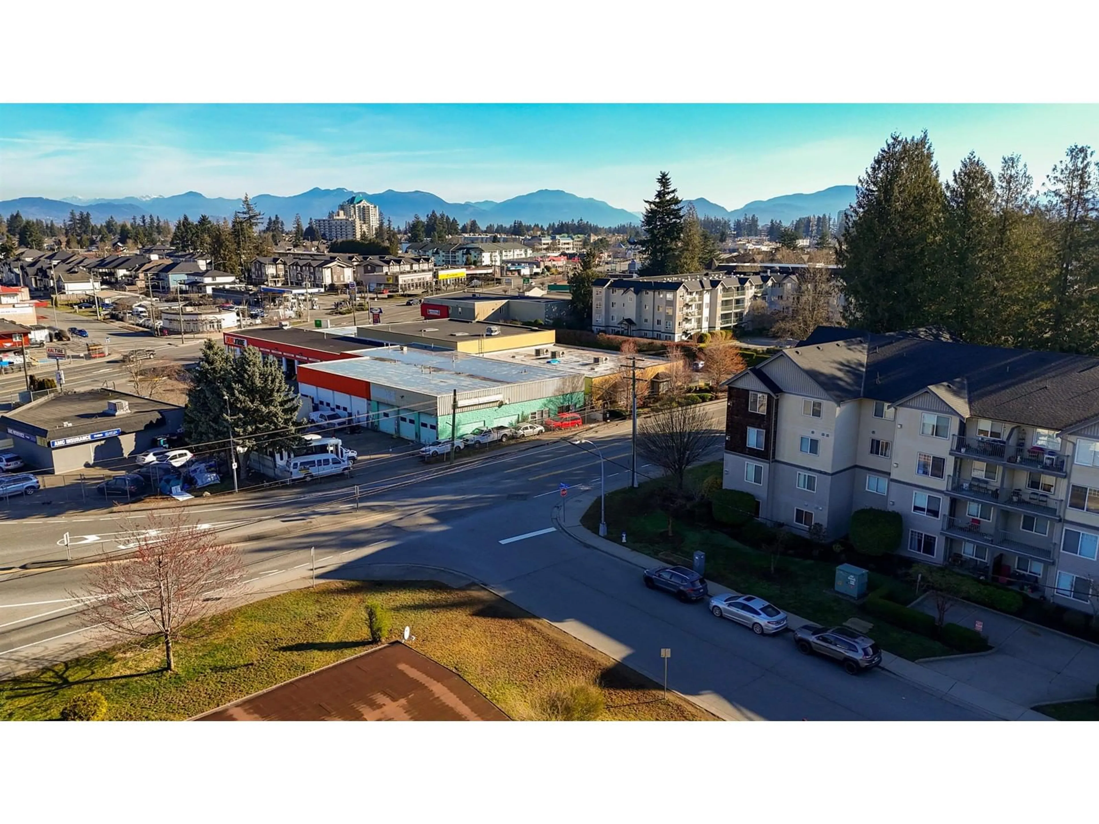 A pic from outside/outdoor area/front of a property/back of a property/a pic from drone, mountain view for 300 2350 WESTERLY STREET, Abbotsford British Columbia V2T6T7