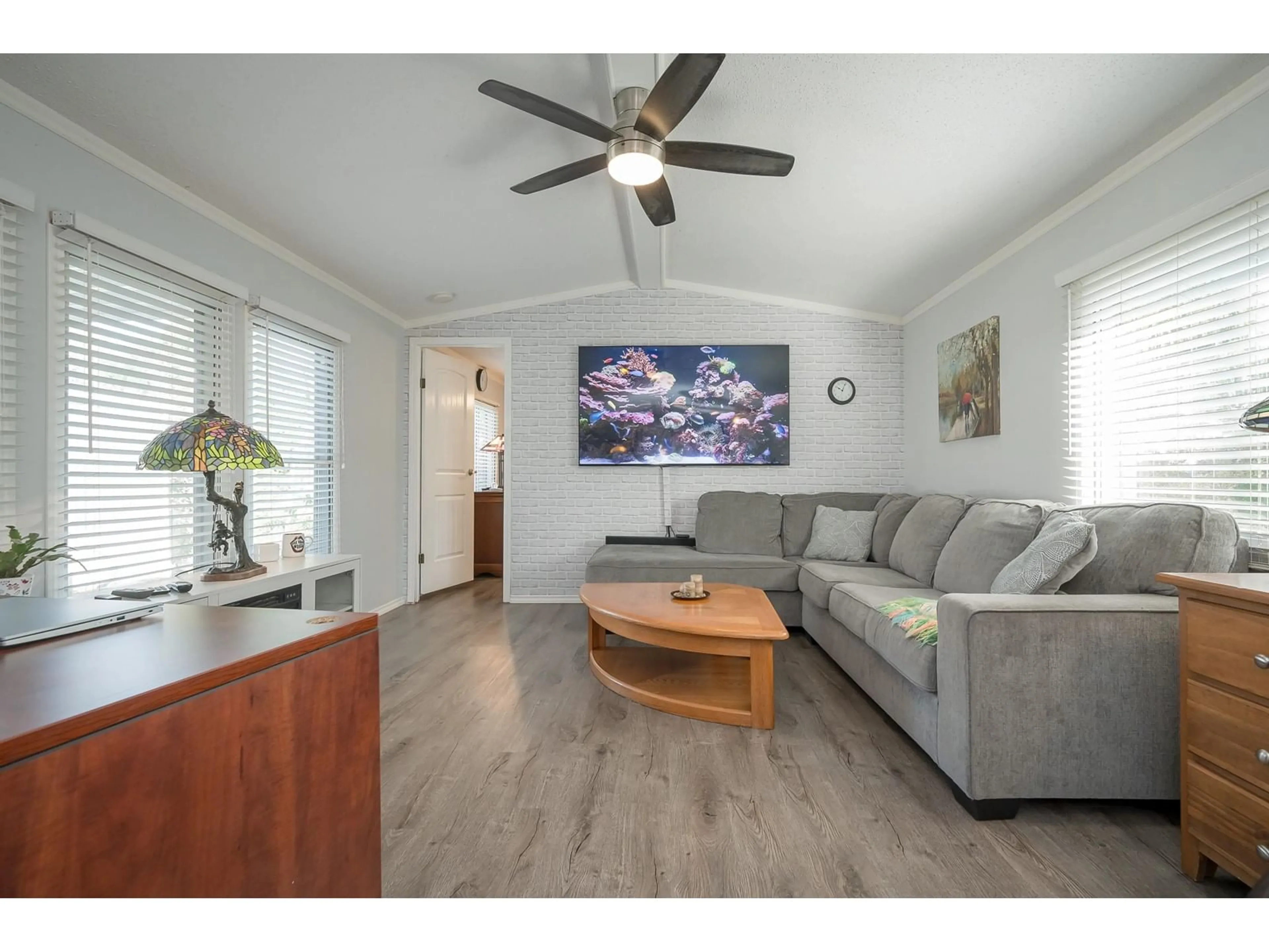 Living room with furniture, wood/laminate floor for 79 - 3300 HORN, Abbotsford British Columbia V2S7Y6