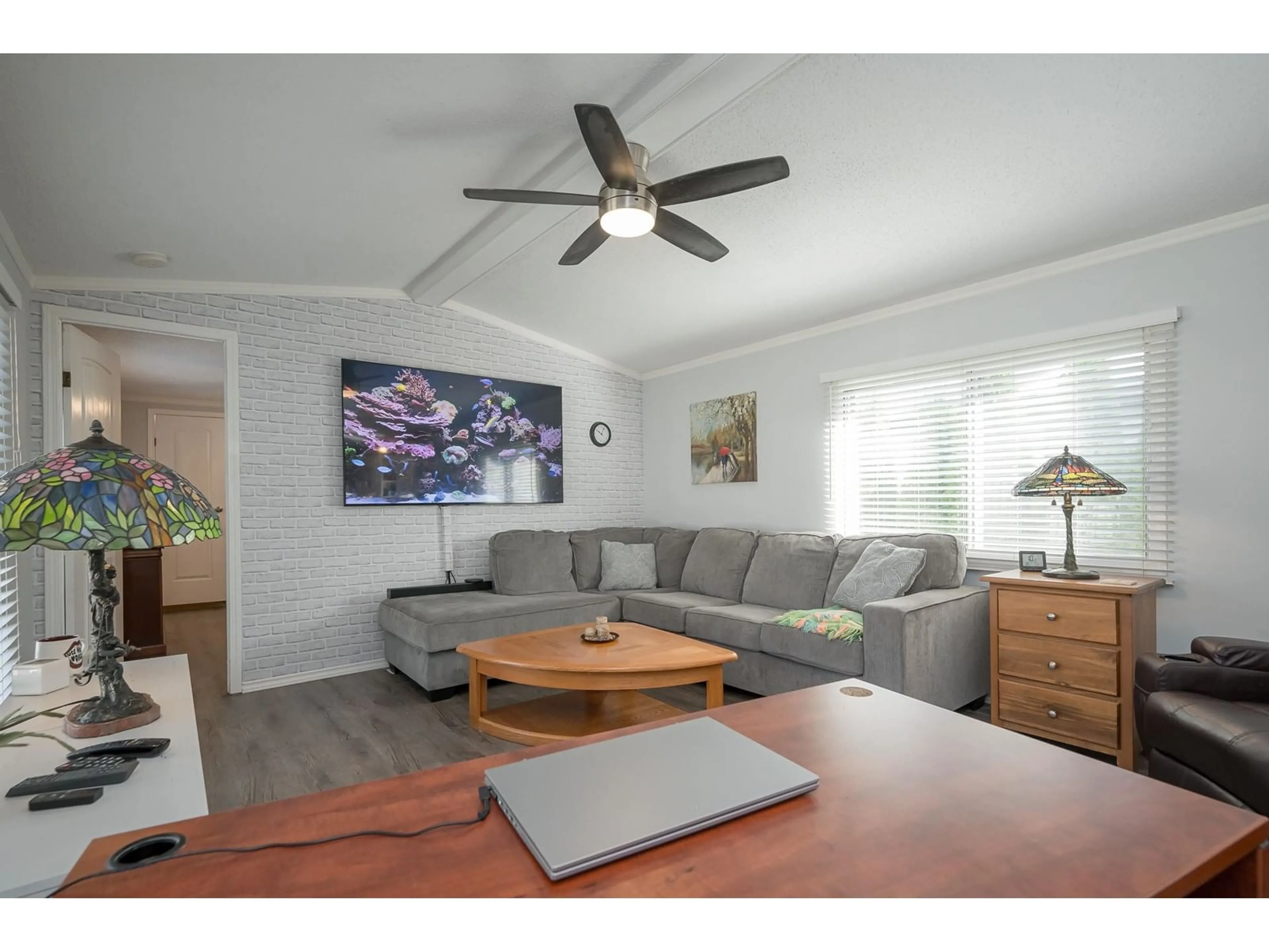 Living room with furniture, wood/laminate floor for 79 - 3300 HORN, Abbotsford British Columbia V2S7Y6