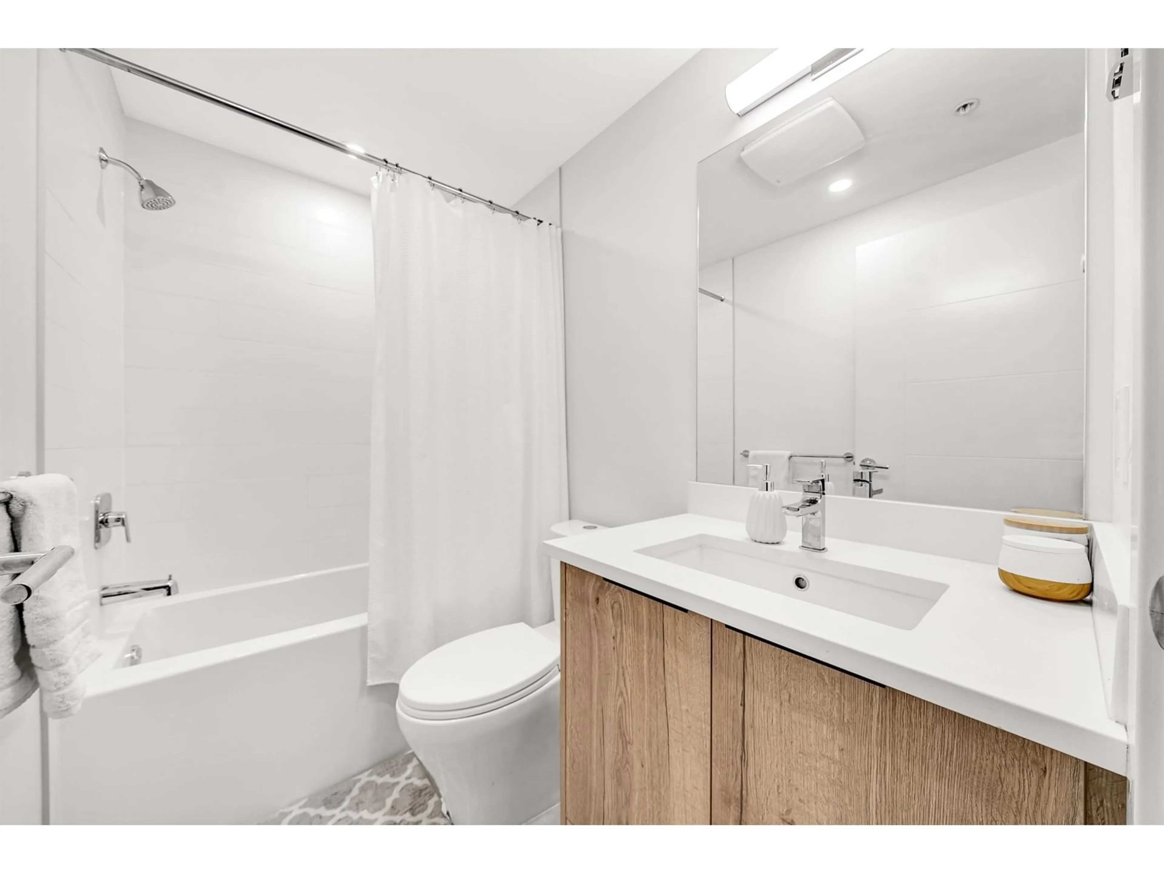 Standard bathroom, unknown for 126 5415 BRYDON CRESCENT, Langley British Columbia V3A0N4