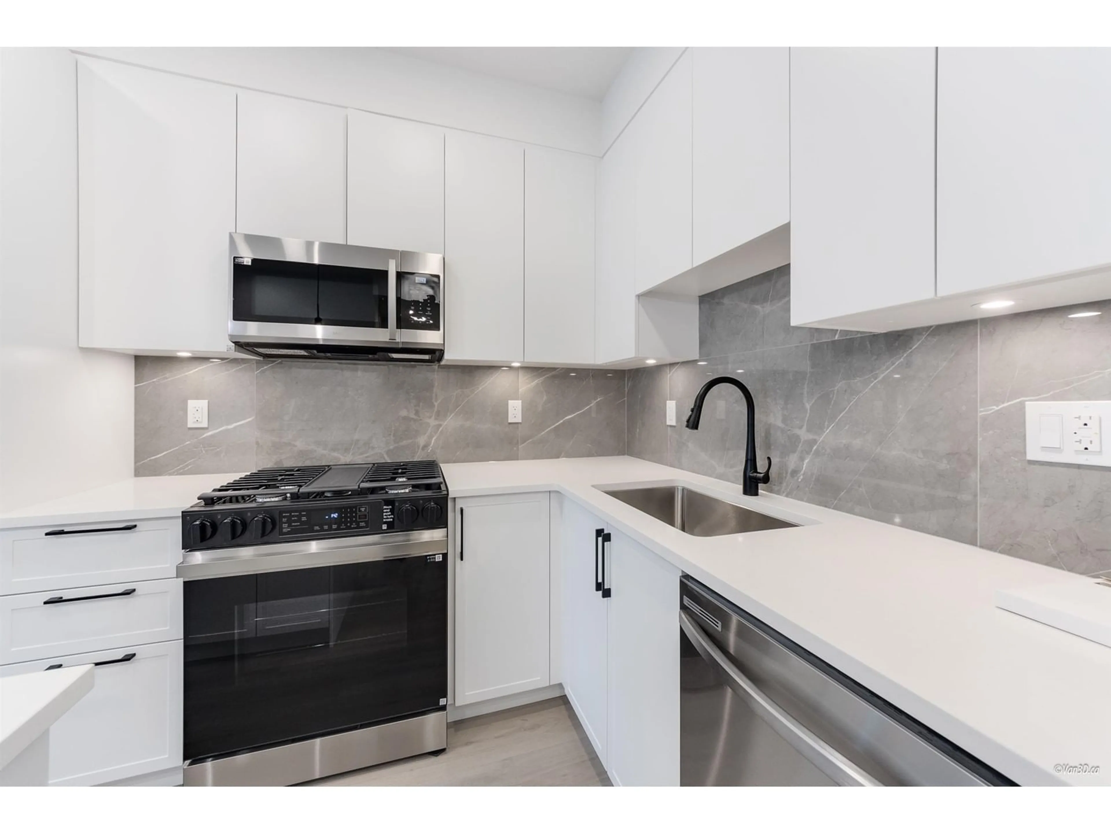 Standard kitchen, ceramic/tile floor for 414 3480 146A STREET, Surrey British Columbia V4P0H4