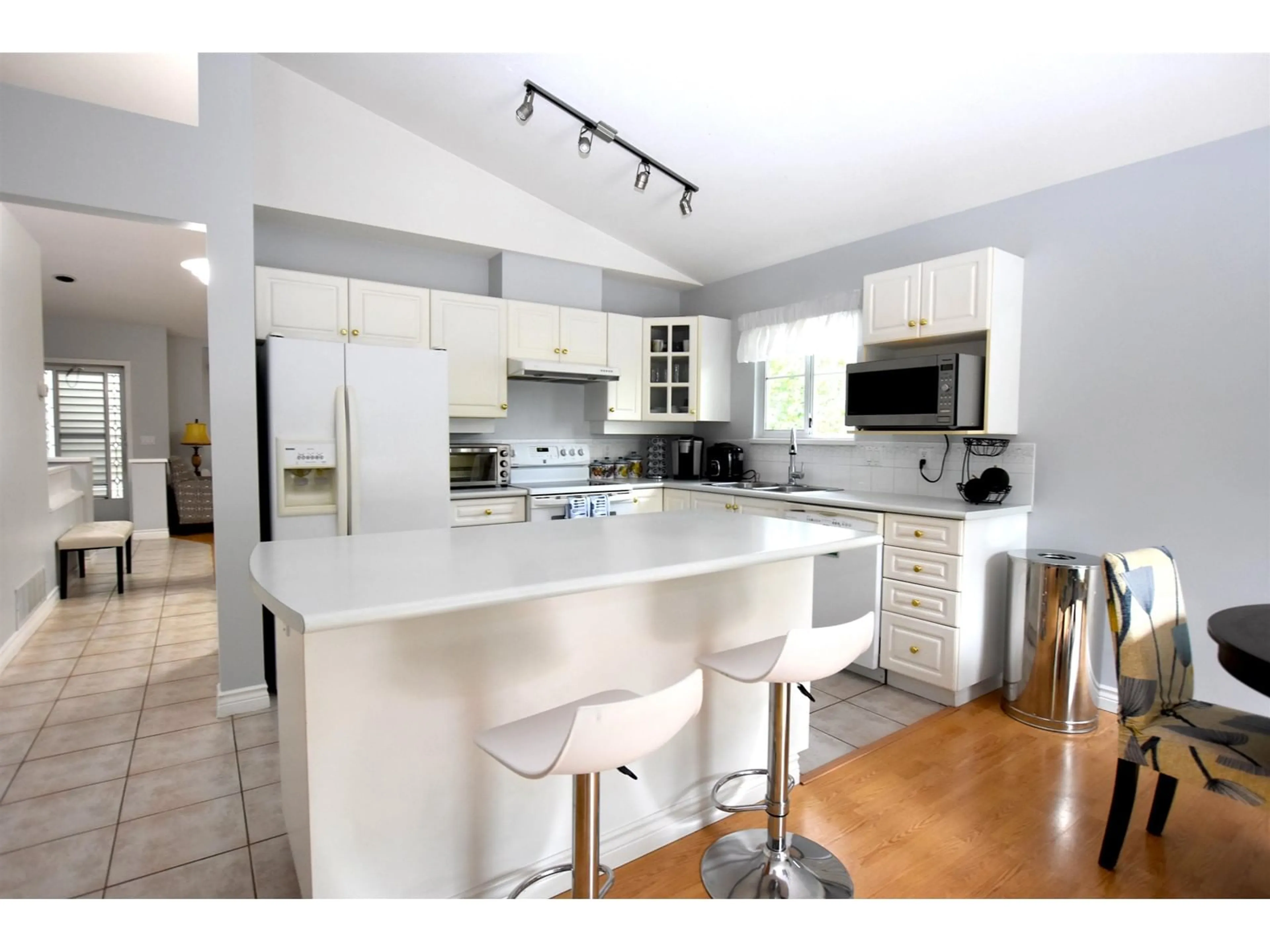 Open concept kitchen, ceramic/tile floor for 7 - 16888 80, Surrey British Columbia V4N5A1